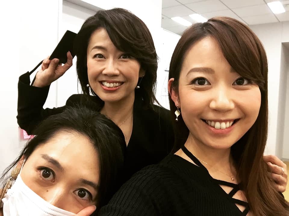 須黒清華のインスタグラム：「この前撮り忘れたランチメンバーで写真が撮れました〜😍✨ 偶然、一瞬だけアナウンス部に3人揃った瞬間‼︎ 水原姉さんはゴルフロケ帰りのため、マスク着用😷 あれ⁇ 2枚目、1人増えてる‼︎笑 . たまたま通りかかったミキティでした😋 いつも和気あいあいです🎶 #テレビ東京アナウンス部 #テレビ東京 #佐々木明子 さん #水原恵理 さん #繁田美貴 #ランチメンバー」