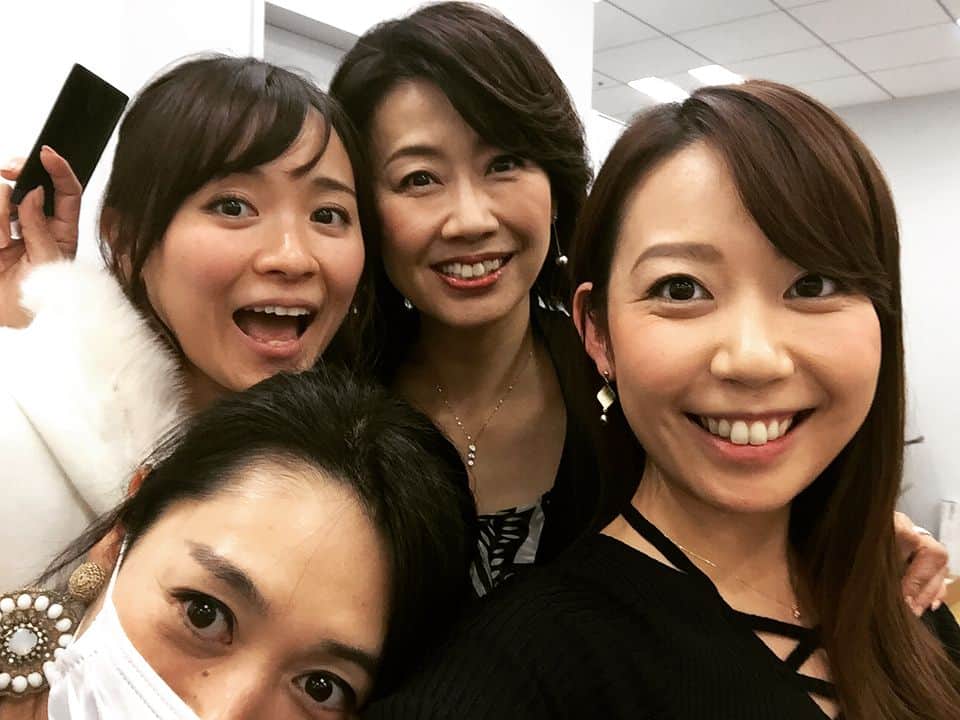 須黒清華さんのインスタグラム写真 - (須黒清華Instagram)「この前撮り忘れたランチメンバーで写真が撮れました〜😍✨ 偶然、一瞬だけアナウンス部に3人揃った瞬間‼︎ 水原姉さんはゴルフロケ帰りのため、マスク着用😷 あれ⁇ 2枚目、1人増えてる‼︎笑 . たまたま通りかかったミキティでした😋 いつも和気あいあいです🎶 #テレビ東京アナウンス部 #テレビ東京 #佐々木明子 さん #水原恵理 さん #繁田美貴 #ランチメンバー」11月9日 1時20分 - sayaka_suguro