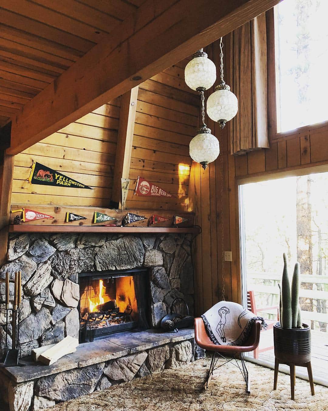 Airbnbさんのインスタグラム写真 - (AirbnbInstagram)「This cozy-chic cabin in the pines will have you rooting for a snowstorm so you have an excuse to linger by the fire all day. But if you don’t get your wish, the consolation prize might be even better: Your backyard is San Bernardino National Forest, with a trail that starts just steps from your deck. ⠀⠀⠀⠀⠀⠀⠀ ⠀⠀⠀⠀⠀⠀⠀ Photo: @los.adventures」11月9日 2時53分 - airbnb