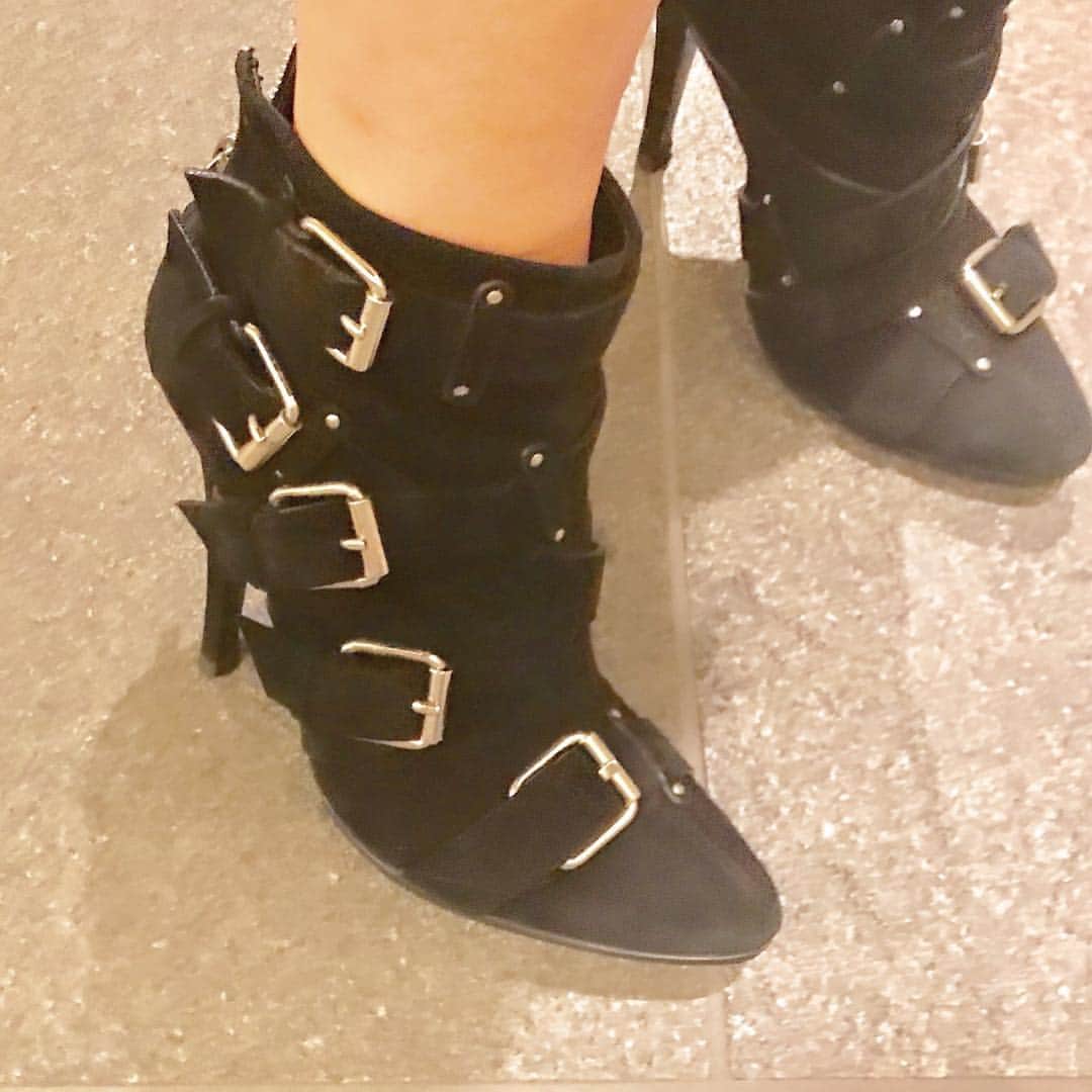 のインスタグラム：「ハイヒール大好き、むしろぺたんこの靴より歩き易いと思っているのですが、これは違った。GIUSEPPE ZANOTTIとBALMAINのコラボブーツ、もう買えないと思っていたら中古で発見！しかも状態も良く、更に私のぴったりサイズ！嬉しくて嬉しくて即購入、したは良いものの、今まで履いてきた靴の中で最強レベルで綺麗に歩くのが難しい。暫くは歩く練習だ…。 2枚目は美味しくないわけがないやつ、コンビニで購入。北海道のあのお菓子の味がする。大好き。 3枚目、激痛のコルギを受けた後。自分では輪郭がスッキリして目が開きやすくなった気がしているけれど、小顔までの道のりは長い。あと革ジャン着用率の高い今日この頃。重い、硬い、肩が凝る。なのに大好き。 家で自撮りをしようとしたらすごいタイミングで割り込んできた上にこの表情のむーさん。美しく写ってくれないけど大好き。 まだまだありますが最近の大好きコレクションでした。 #大好きコレクション #GIUSEPPEZANOTTI #ジュゼッペザノッティ #BALMAIN #バルマン #コラボブーツ #難易度高し #でもどうしても履きこなしたい #ショコラルーベラ #ショコラルーベラホワイト #そりゃ美味しいわ #ダブルライダース #666 #パール系のアクセサリーも好き #むーさん #無表情」
