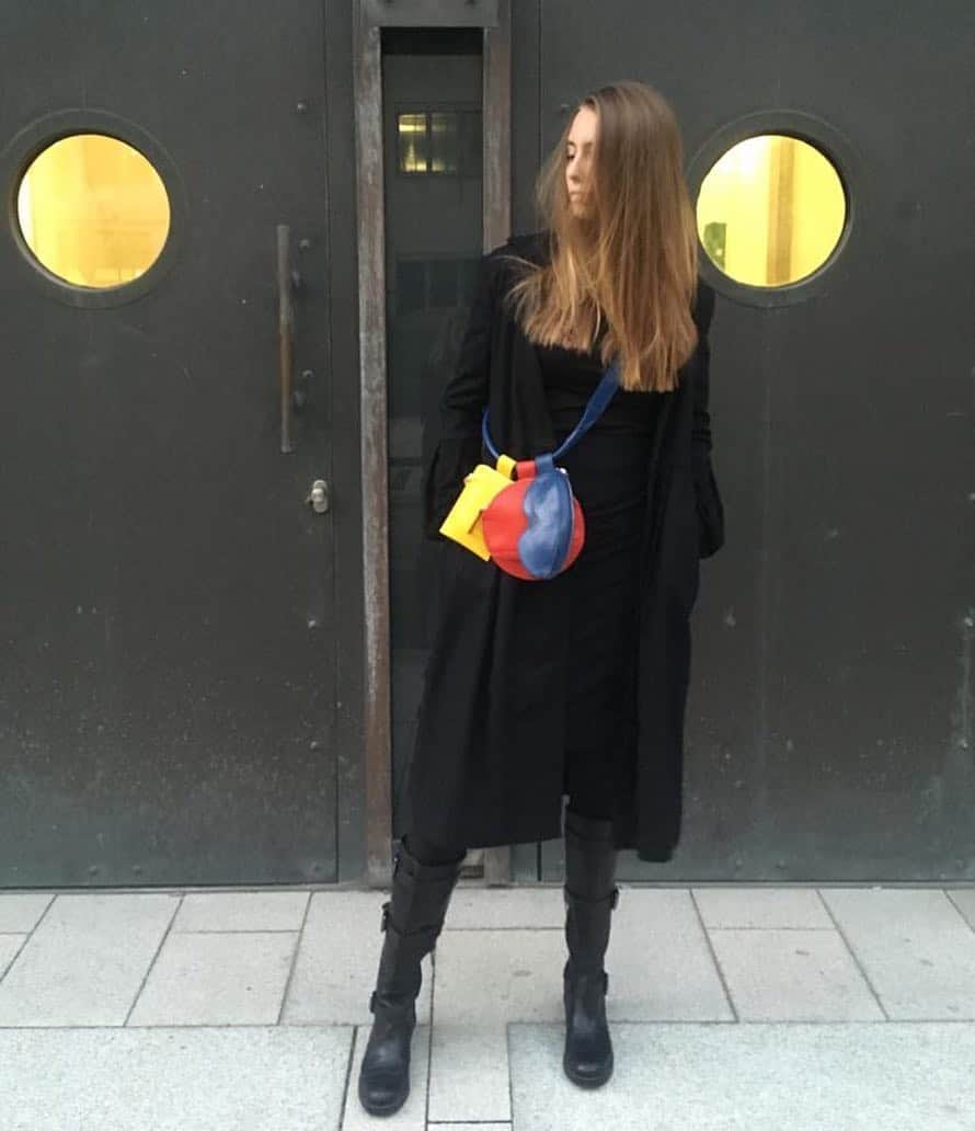 のインスタグラム：「Just a touch of color . . . . . . . . #johnribbe #bag #handbag #fashion #baglover #fashionlover #leatherbag #leather #mode #createur #mode #sac #accessoire #hamburg #handtasche #yellowredblue #touchofcolor #colorfulbag #charmbag #coolbag #unique #style#johnribbecoat」