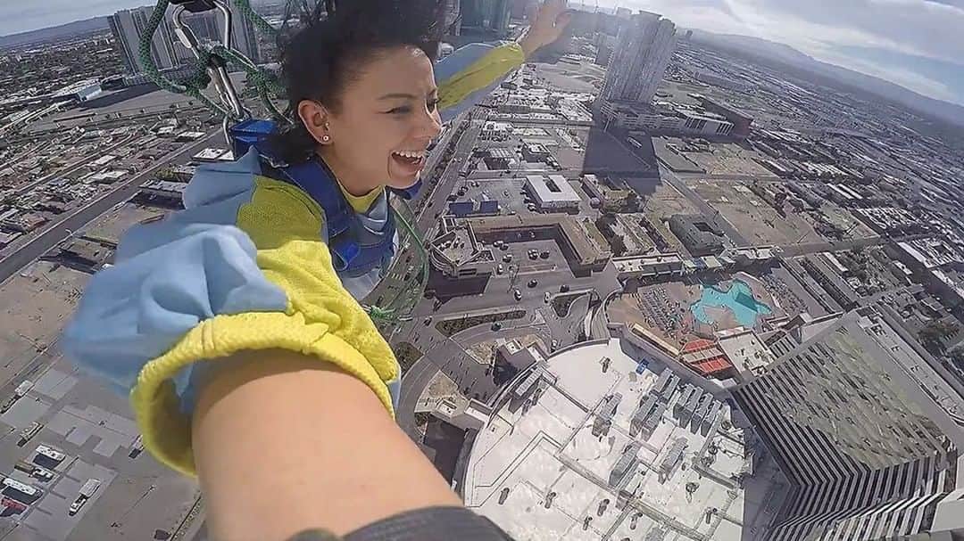 のインスタグラム：「I'm afraid of heights but I love the adrenaline rush & this is how I challenge myself to face my fear. 🤣  jumping off the Stratosphere Tower one of the highest at almost 900ft.  So much fun 🤪 watch video  #Skyjump #Lasvegas #adrenaline」