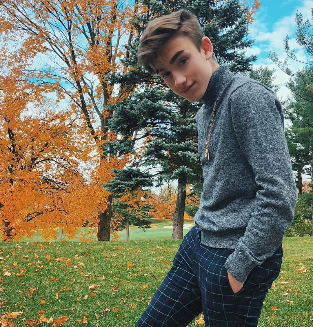 ジョニー・オーランドさんのインスタグラム写真 - (ジョニー・オーランドInstagram)「it’s turtle neck season🐢」11月9日 6時19分 - johnnyorlando