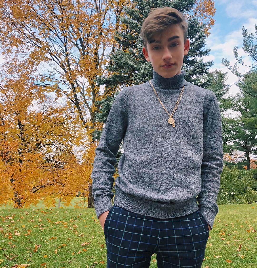 ジョニー・オーランドのインスタグラム：「it’s turtle neck season🐢」