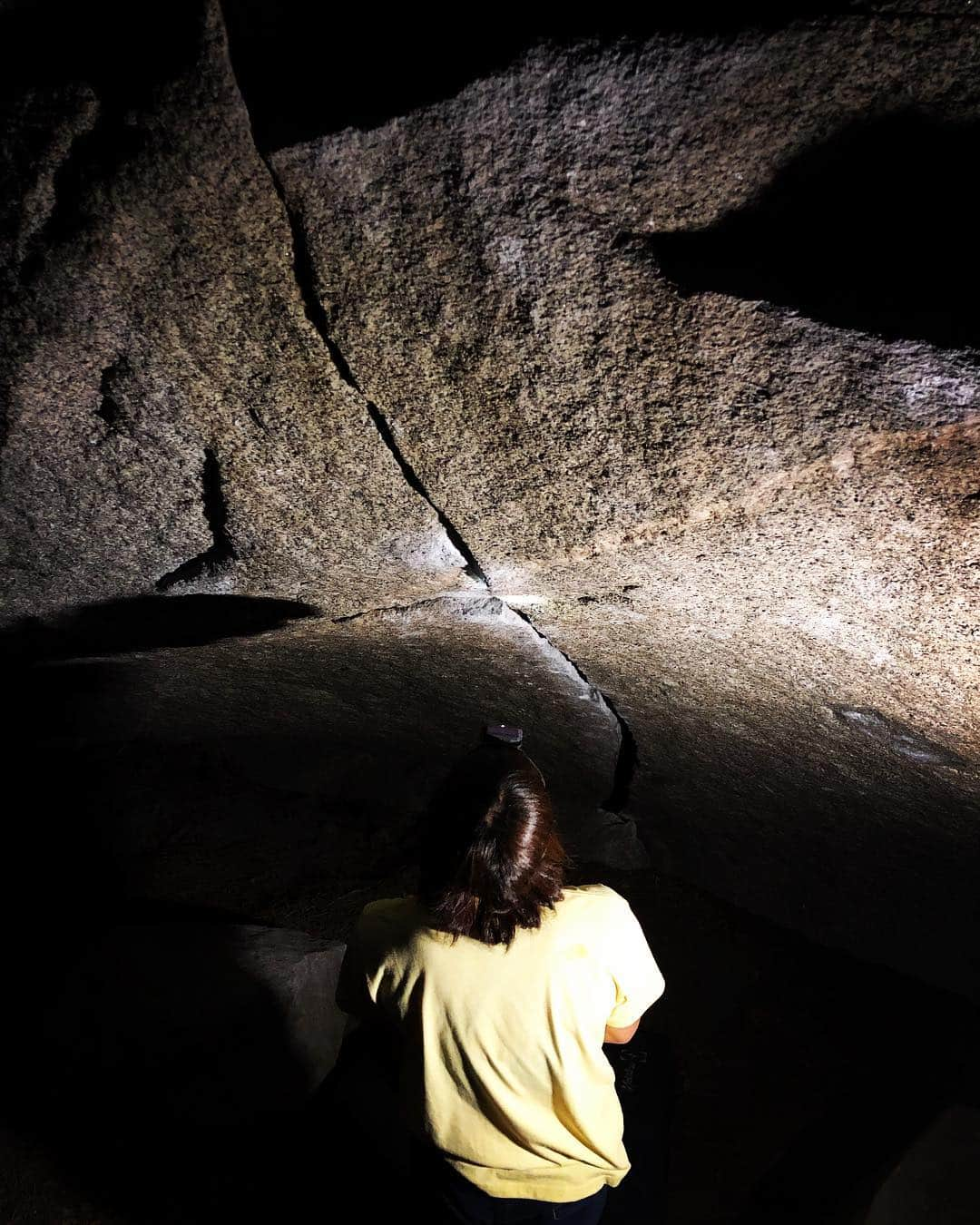 植田夢月のインスタグラム：「・ Bachar Cracker / V4 ・ Still project for me... I can do each moves. However, in linking up from the bottom, I can't manage to set finger-jams properly. I need to be more precise. I really wanna climb this cool problem. ・ ・ #yosemiteclimbing #yosemitenationalpark #yosemitevalley #yosemitebouldering #bouldering #crackbouldering」