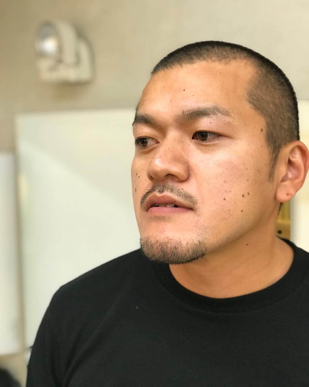 川島明のインスタグラム：「カミナリ まなぶくん  #ガムテープで補修しまくった原付に乗ってる先輩 #朝ケンカしたやつが放課後大量の仲間連れて校内に乗り込できたのを見つめるヤンキー #祭りの屋台で焼きそば焼いてたら浴衣姿の元カノが先輩と歩いてるのを見かけた奴 #旅立つ仲間を見送る一粒だけ容器に残った納豆 #さっきまであの台打ってたのになぁのパチンコ依存症 #引退して蒲田で焼き鳥屋やってるウォーズマン #UFOキャッチャーを店員に見えない角度で揺らしてる時の顔 #彦摩呂に_麺とスープの倦怠期やぁ〜_と言われたラーメン屋 #純粋で可愛げの詰まったオーガニック芸人」