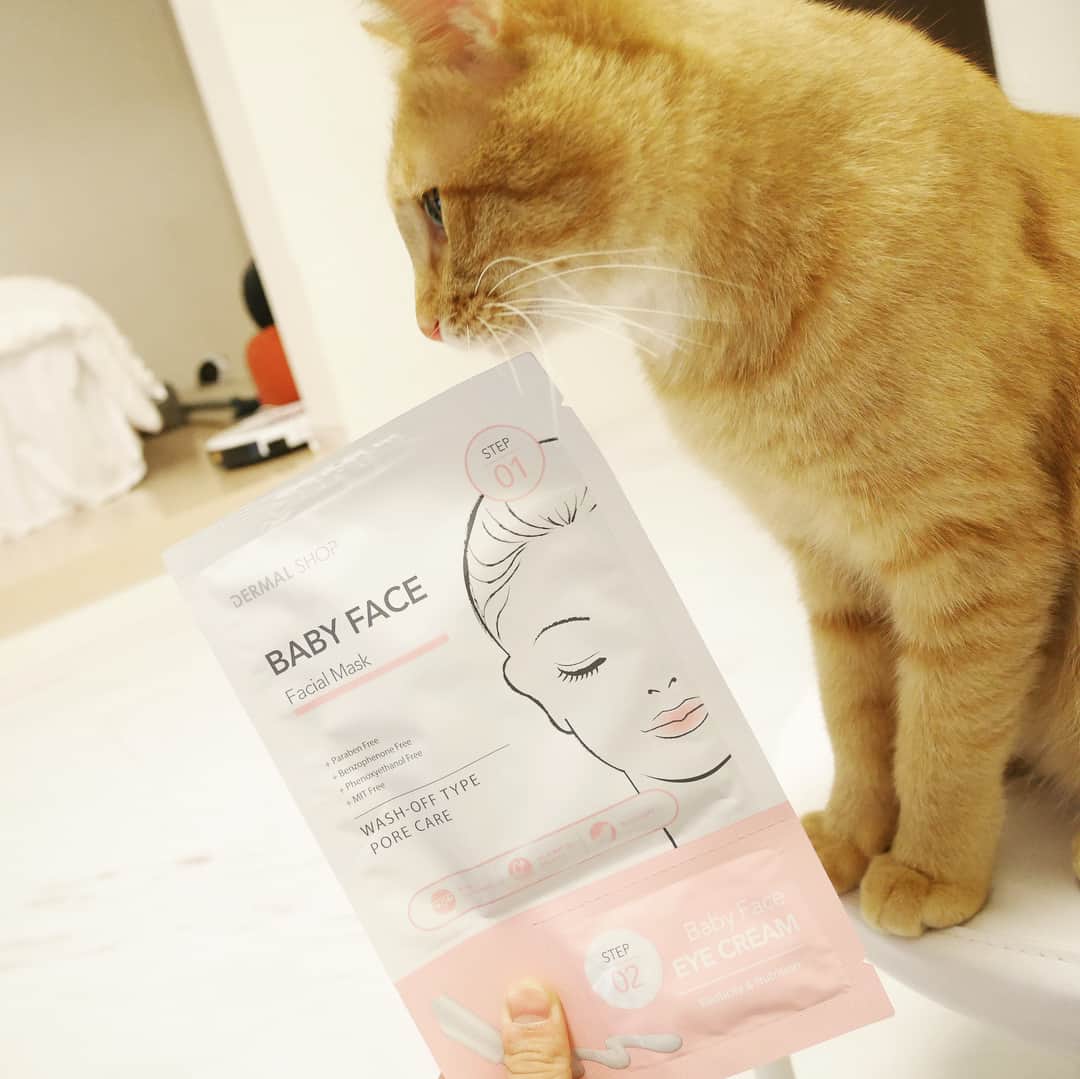 奈良岡にこさんのインスタグラム写真 - (奈良岡にこInstagram)「少し前にYouTubeで紹介したダーマルショップのベイビーフェイスマスク、即効たまご肌になれるんでオススメです🥚 . 確か今週末から全国のバラエティショップで発売開始だったかな？ネットでも買えるけど、近くで見かけたら「あ！これだ！」って気になってちょ👀✨ . #DERMALSHOP」11月9日 17時29分 - miso_nico