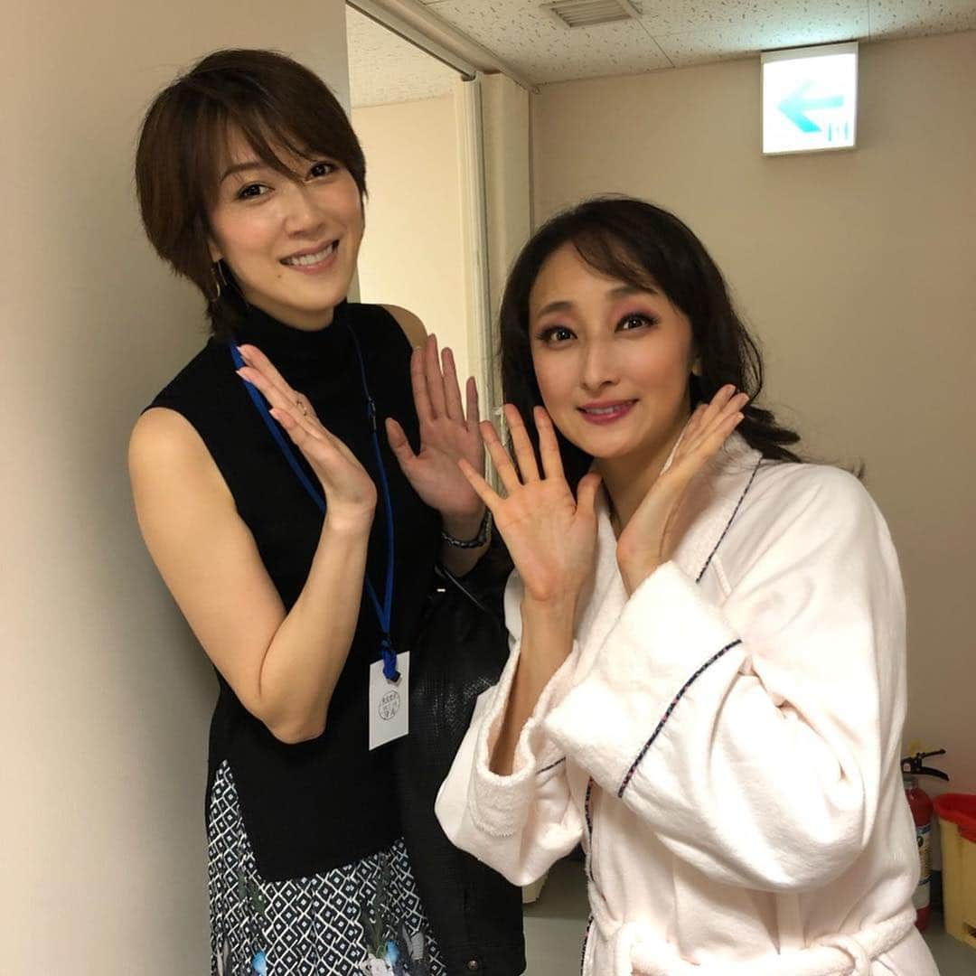 凰稀かなめさんのインスタグラム写真 - (凰稀かなめInstagram)「はい^_^ こちらのと〜〜〜〜っても可愛いお方はだ〜〜れだ！ マリーアントワネットと言えば? #花總まり さん #マリーアントワネット #久しぶりに会えました〜〜 #いつもニコニコ笑顔で迎えて下さる #流石のオーラ #初の女性を演じる舞台 #1789で本当にお世話になりました そして #古川雄大 くん笑 #なぜか笑ってしまう^_^ #不思議君から #大人の男性へ  他にも #サカケン やシゲオさんにも #ゆみこさん にも #お会いできた！ #ソニン ちゃんに会えなかった… #さっ私はチャーリー笑笑」11月9日 16時09分 - kanameouki_official