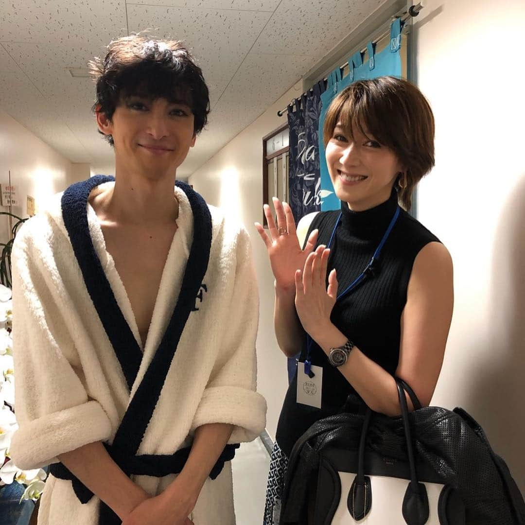 凰稀かなめさんのインスタグラム写真 - (凰稀かなめInstagram)「はい^_^ こちらのと〜〜〜〜っても可愛いお方はだ〜〜れだ！ マリーアントワネットと言えば? #花總まり さん #マリーアントワネット #久しぶりに会えました〜〜 #いつもニコニコ笑顔で迎えて下さる #流石のオーラ #初の女性を演じる舞台 #1789で本当にお世話になりました そして #古川雄大 くん笑 #なぜか笑ってしまう^_^ #不思議君から #大人の男性へ  他にも #サカケン やシゲオさんにも #ゆみこさん にも #お会いできた！ #ソニン ちゃんに会えなかった… #さっ私はチャーリー笑笑」11月9日 16時09分 - kanameouki_official