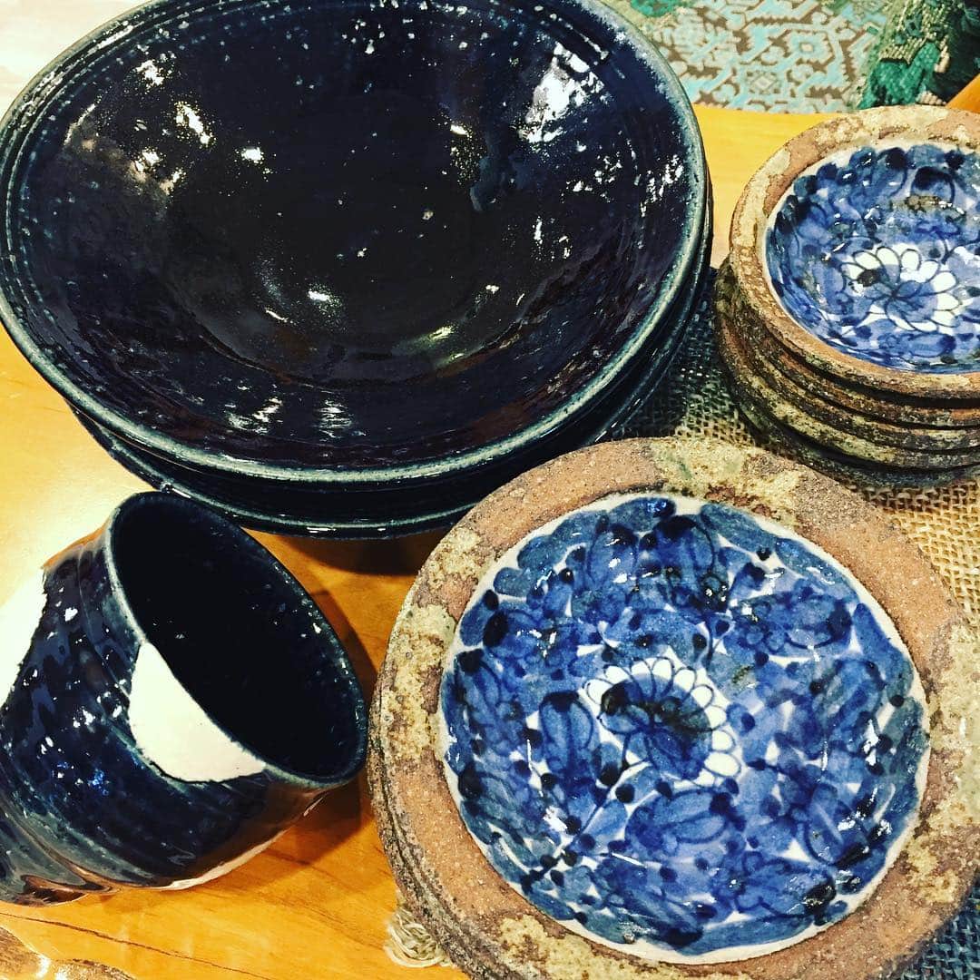 インテリアショップ メルサさんのインスタグラム写真 - (インテリアショップ メルサInstagram)「左側は、綾部や粉引作品で人気の陶芸家 山本一仁さんのパスタ皿とフリーカップ。 右側は、波佐見焼では珍しい土ものの陶器。洸彩窯さんの取皿です。 それぞれ素敵な藍色のうつわです。 #うつわ #うつわ好き #うつわのある暮らし  #山本一仁  #洸彩窯  #波佐見焼 #うつわとインテリアのお店メルサ  #Merusa #豊岡 #兵庫」11月9日 16時10分 - merusa_interior