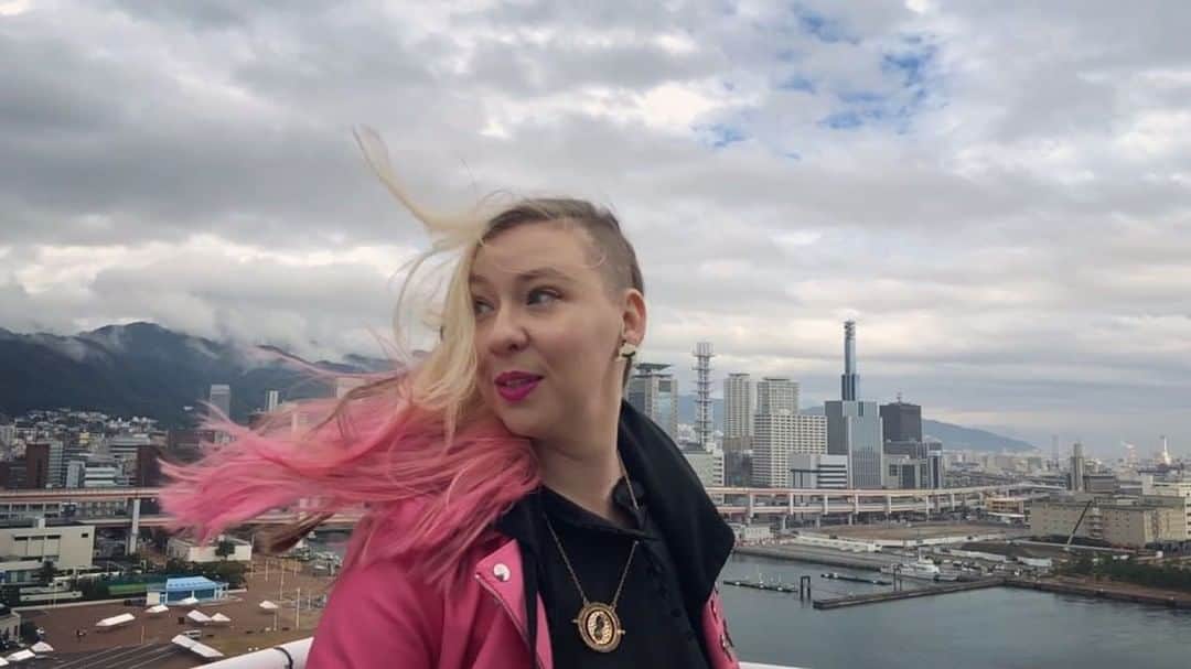 サイモンとマルティナのインスタグラム：「Had a great time filming in Kobe City for the past two days. It’s a port city with mountains and the weather changes fast, but it rewards you with delightfully views. Look forward to a video in a few weeks dishing out the truth about Kobe Beef as we got the chance to interview the Kobe Beef Association! 🥩 #kobecity #神戸市」