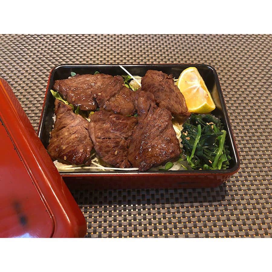 竹内夏紀のインスタグラム：「焼肉弁当 牛ハラミです！ごま油と塩で肉を揉み込んでから焼いてます。焼いた後は叙々苑の焼肉のタレにつけました！ あとは大好きなナムル！ほうれん草です！😆 #JKなつ弁 #お弁当 #高校生弁当 #女子高生弁当 #jk弁当 #jk弁当記録 #jk3 #jk #お昼ごはん #オベンタグラム #クッキングラム #デリスタグラム  #焼肉弁当 #叙々苑のタレ #obentagram #cookingram #delistagram #cooking #obento #obentobox #obentobako #lunch #lunchbox」