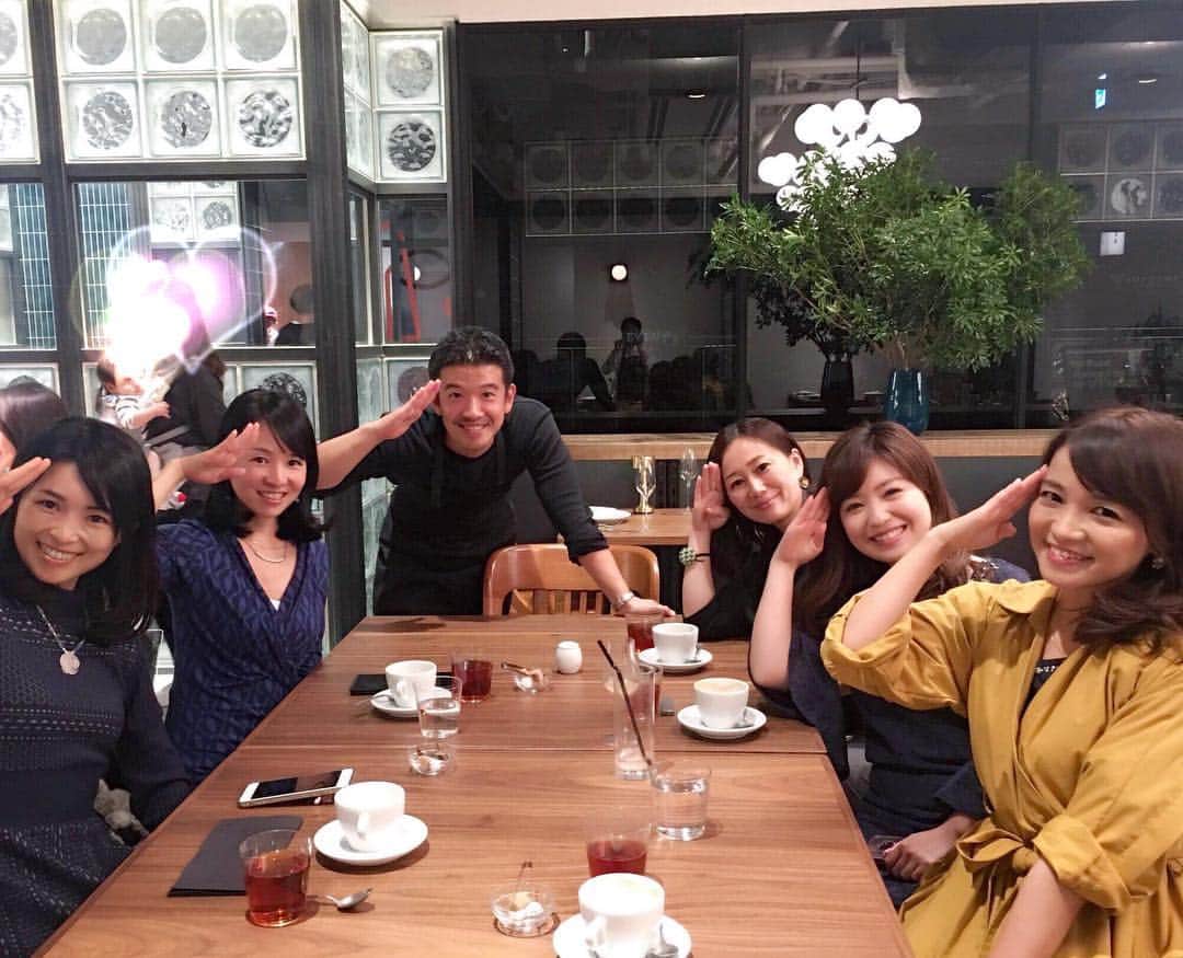 藤田りえさんのインスタグラム写真 - (藤田りえInstagram)「仲良しアナウンサー友達とランチ会！ ホリプロの唎酒師アナ近藤淳子ちゃん、同じくホリプロで出版したばかりの女子鉄アナ久野知美ちゃん、同じ事務所の羽鳥慎一モーニングショーリポーターの黒宮千香子ちゃん、日経CNBCのアイドルアナ河野恵ちゃん。 みんなアナウンサーだから話を振ったり引き出したりするのが上手w 楽しいひとときでした♡ #ジョイスタッフ  #ホリプロ #近藤淳子 #黒宮千香子 #久野知美 #河野恵 #藤田りえ  #鉄道ファン #鉄道とファン大研究読本  #theburn  #お肉とサラダ #美味しかったー #また春に集まるよ」11月9日 9時28分 - rie_fujita.ana