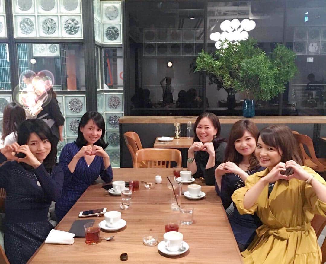 藤田りえさんのインスタグラム写真 - (藤田りえInstagram)「仲良しアナウンサー友達とランチ会！ ホリプロの唎酒師アナ近藤淳子ちゃん、同じくホリプロで出版したばかりの女子鉄アナ久野知美ちゃん、同じ事務所の羽鳥慎一モーニングショーリポーターの黒宮千香子ちゃん、日経CNBCのアイドルアナ河野恵ちゃん。 みんなアナウンサーだから話を振ったり引き出したりするのが上手w 楽しいひとときでした♡ #ジョイスタッフ  #ホリプロ #近藤淳子 #黒宮千香子 #久野知美 #河野恵 #藤田りえ  #鉄道ファン #鉄道とファン大研究読本  #theburn  #お肉とサラダ #美味しかったー #また春に集まるよ」11月9日 9時28分 - rie_fujita.ana