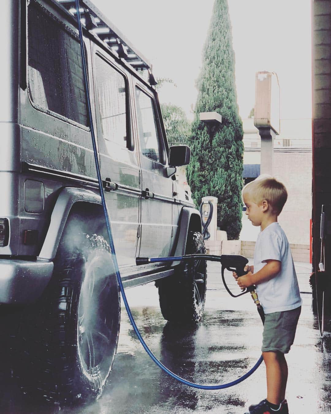 ネイサン・アンダーソンさんのインスタグラム写真 - (ネイサン・アンダーソンInstagram)「Child labor #carwashforcandy」11月9日 9時31分 - nathanandy