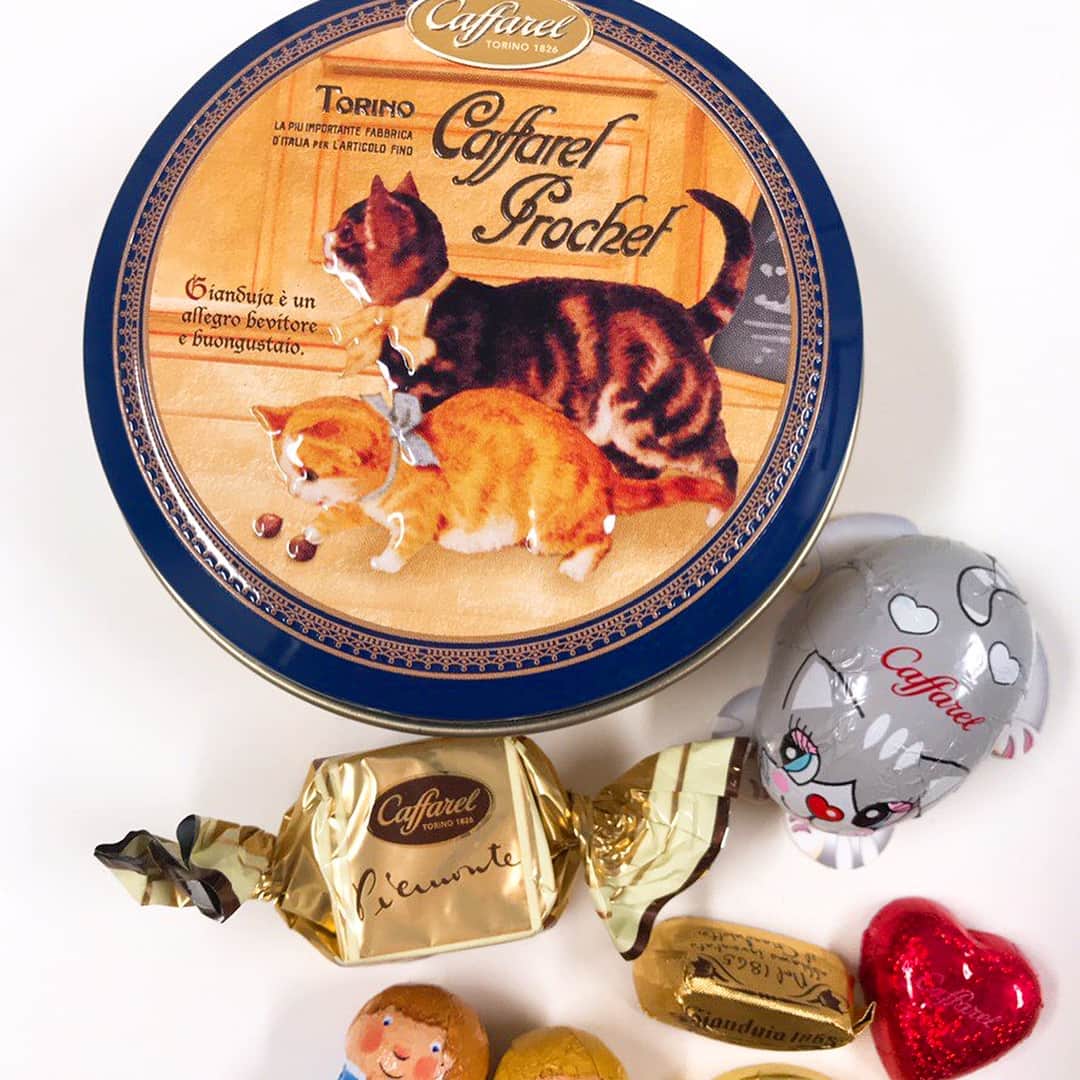 カファレルチョコレートさんのインスタグラム写真 - (カファレルチョコレートInstagram)「雑誌 “CREA12月号 贈りものバイブル特集”にて、カファレル‘チョコラティーノネコ‘ を掲載いただきました🐱🐈 発売以来、大人気の商品です。ちょっとしたギフトにぜひ！  #ギフト #gift #贈り物 #贈りもの #ねこの日 #cat #catsagram #catsofinstagram  #カファレル #チョコレート #ジャンドゥーヤ #イタリア #トリノ #caffarel #italy #torino #collection #antique #can #gianduia #gianduiotto #chocolate #Instafood #happy #ねこ #猫 #ネコ #cat #cats #catstagram #kitty」11月9日 11時42分 - caffarel_hy
