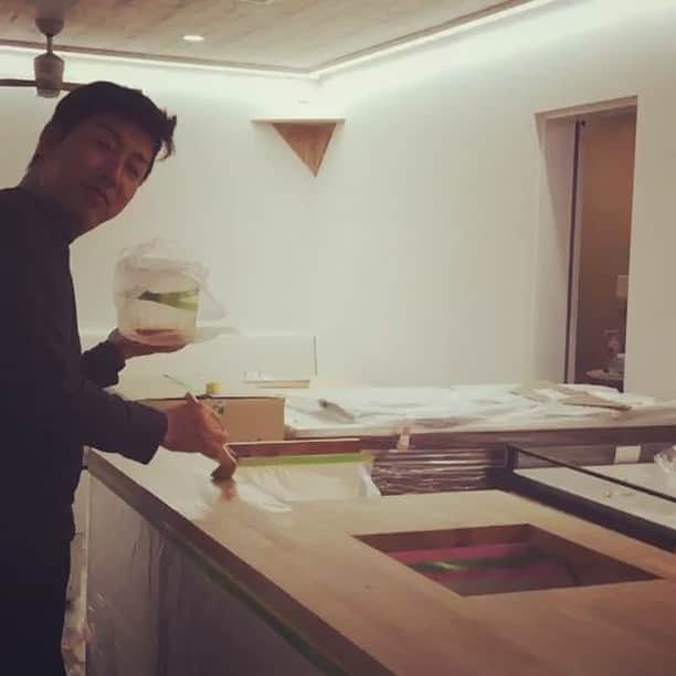 crie style クリエすずき建設のインスタグラム：「社長業、現場作業、プロデューサー、垣根なく日々 オールマイティーに仕事をするクリエすずき建設社長、鈴木一功でございます |ω・) テナント改装工事中の串カツ屋さん、11月12日(月) 10時～よりOPENですっ(∩´∀｀)∩ ＃串カツ358＃串カツ食べ放題 ＃千葉市 ＃テナント改装＃串カツ食べたい ＃バリアフリー＃ユニバーサルデザイン＃セカンドライフ ＃新築＃リノベーション＃リフォーム ＃ライフスタイル＃住まいづくり ＃楽しく人生をデザイン ＃crie_style＃クリエスタイル ＃crie＃クリエ＃すずき建設 ＃クリエすずき建設＃クリエすずき ＃工務店＃柏市＃柏」