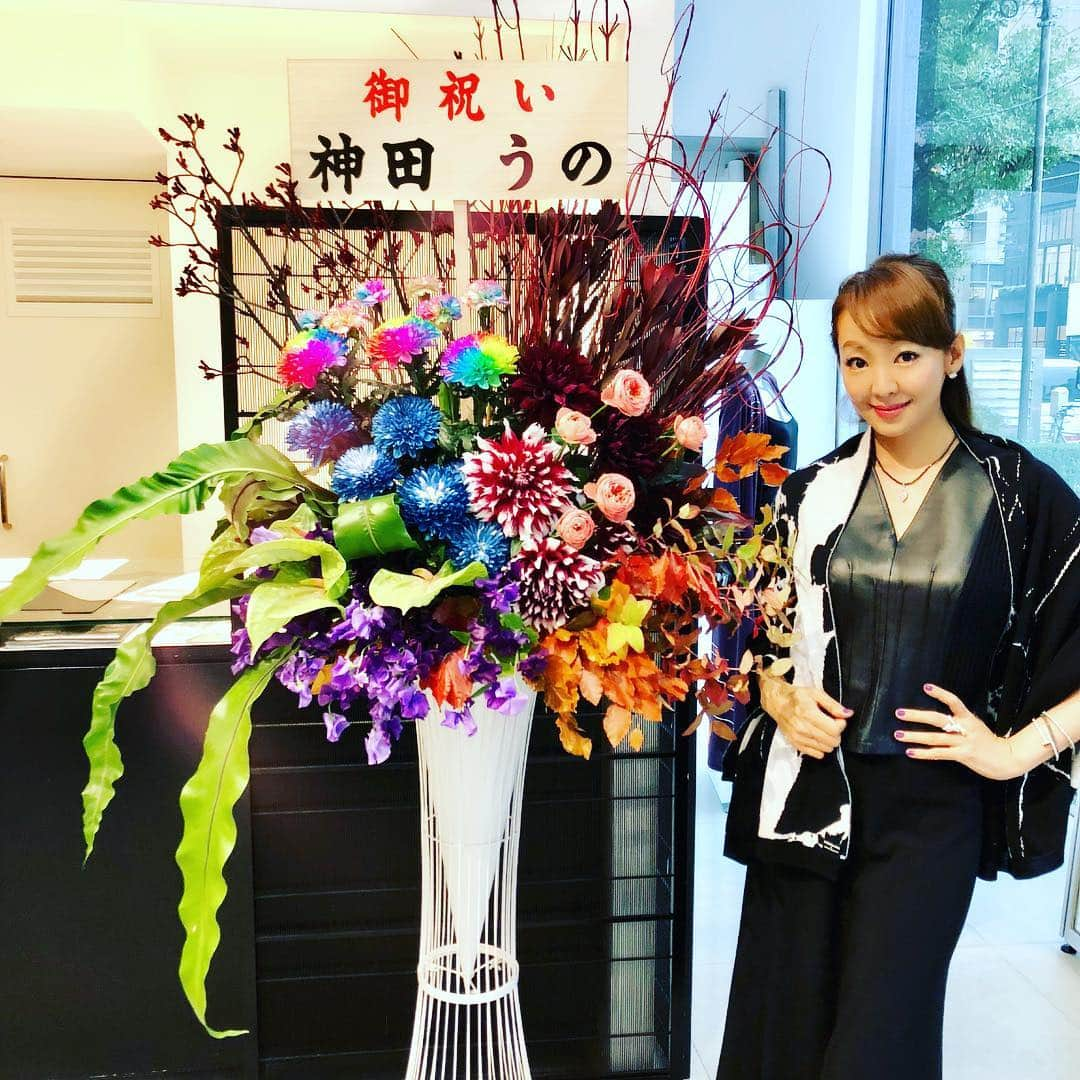 神田うのさんのインスタグラム写真 - (神田うのInstagram)「昔から家族ぐるみで仲良くしているジュンコ先生💕のコレクションに伺って来ました😊 私が羽織っているウールのショールはブティックに到着してすぐ目に留まり👀即購入させて頂いたものですよ😙 ブランケットにしてもいいのよ😉との事でした😊膝掛けにもしちゃお〜っと（笑）  #fashiondesigner #ファッションデザイナー #designer #junkokoshino #ジュンココシノ 先生#新作コレクション #collection #コレクション#個性的 で#素敵 な#お洋服 #神田うの #unokanda #tokyo #aoyama #boutique #ブティック #東京 #青山」11月9日 17時47分 - unokandaofficial