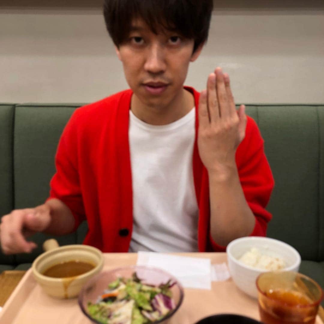 坂田 光のインスタグラム：「#吉本食堂 #新宿1の最強食堂 #しゅんしゅんクリニックP #10回撮って10回ブレた」