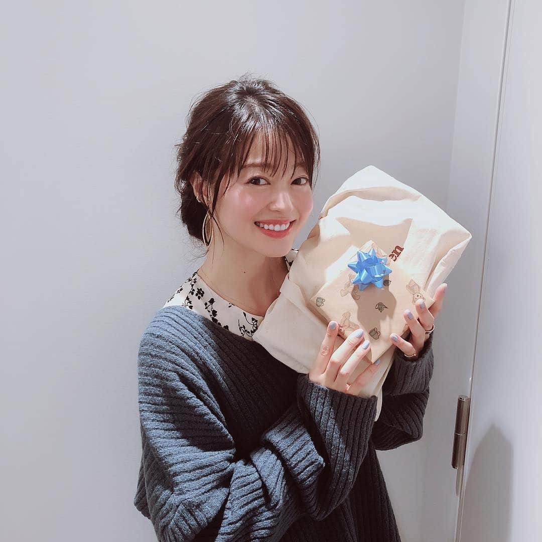 小林涼子さんのインスタグラム写真 - (小林涼子Instagram)「🤭 昨晩「シネマのミカタ」を 見てくださった皆様 そして、 中井さん、鈴木さん、松崎さん 篠田伸二監督 菊地健雄監督 スタッフの皆様 ありがとうございました 😊 別時間、VTR撮りをしていらした 松崎さんにもお会いでき お誕生日お祝いまでして頂いて、、 映画や人に対して 愛情深いの方々とお仕事できて 嬉しいなぁと、改めてほっこり♡ ありがとうございます 🙏🏻 #シンプルギフトはじまりの歌声  #体操しようよ #マンディ地獄のロードウォリアー  #生きてるだけで愛 #シネマのミカタ #ニコニコ生放送  #週末 #映画館 #映画 #movie #introduction #livetvshow #onair #thanks #방송 #봐주셔서 #감사 #감사합니다」11月9日 13時14分 - ryoko_kobayashi_ryoko