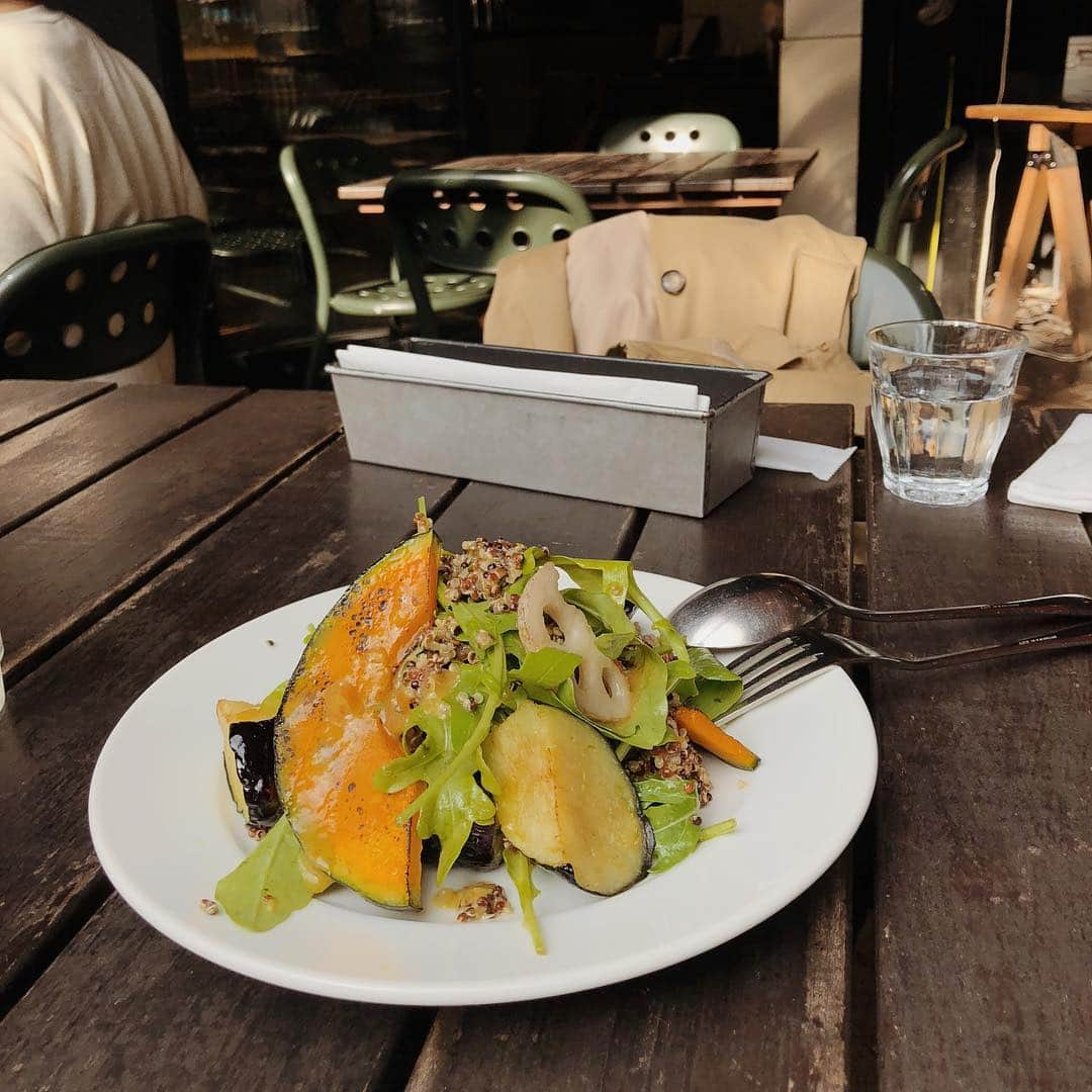 菅谷梨沙子さんのインスタグラム写真 - (菅谷梨沙子Instagram)「昨日お昼に食べた秋野菜とキヌアのサラダ🍠 カレー風味とプチプチ食感で美味しかったなぁ💭 メインで食べたしらすピザも、初めて聞いて食べたほうれん草のヌーディもすっごく美味しかった！ また食べたいなぁ…🤤 . . #鎌倉カフェ」11月9日 13時26分 - risako_sugaya