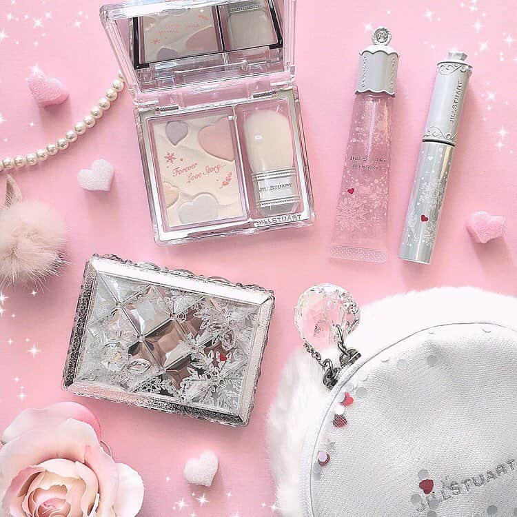 avex beauty methodさんのインスタグラム写真 - (avex beauty methodInstagram)「▶︎今日の推しコス:#クリスマスコフレ2018🎄﻿ ﻿ =====================﻿ #わたしの推しコス をつけて﻿ お写真を投稿してください☺️❣️﻿ 素敵な投稿は公式IGで﻿ ご紹介させていただきます✨﻿ =====================﻿ ﻿ エイベックスのキヨです🐤﻿ ﻿ 今日は、毎年大人気のクリスマスコフレを ご紹介致します❄🎅🏻﻿ ﻿ たくさんのブランドから毎年クリスマスコフレが﻿ 発売されておりますが、今年もJILLSTUARTのクリスマスコフレは大人気ですね！！﻿ ﻿ 持っているだけでテンションが上がる‪︎❤︎‪︎﻿ それもコスメの魅力のひとつですよね‪︎❤︎‪︎﻿ モチベーションを上げてくれる女の子らしい﻿ デザインに私も釘付けです😘﻿ ﻿ ﻿ #repost @seika_shintani11  @PhotoAroundApp ﻿ .﻿ .﻿ 生誕祭で頂いた JILL STUART @jillstuartbeauty のクリスマスコフレ、#ホワイトラブストーリーコレクション 💭💘欲しかったからすごい嬉しい( இωஇ )ｳﾜｰﾝ ありがとうございます😢💓﻿ .﻿ .﻿ ✔#スノーイーラブドロップフェイスパウダー﻿ ✔#スノーイーラブドロップアイズ﻿ ✔#ジェリーリップグロス﻿ ✔#ブルーミングブロッサムカールラッシュマスカラ﻿ .﻿ .﻿ 白ピンクなふわふわで最高に可愛い＼＼\ ٩( ˘ω˘ )و //／／ハイライトが1番使うの楽しみ🎀♡﻿ .﻿ .﻿ #jillstuart #jillstuartbeauty #ジルスチュアート #ジルスチュアートクリスマスコフレ #コスメ #コスメ好きな人と繋がりたい #クリスマスコフレ #クリスマスコフレ2018 #ピンク #ホワイト #ピンク好きな人と繋がりたい #ローリエプレス #ローリエガールズ #かわ育 #かわ育ビューティ #置き画 #置き画くら部 #instagood #instalike #cosmetics #makeup #いいね返し﻿ ﻿ ﻿ 今回は素敵な投稿をされていた﻿ @seika_shintani11 さんのpicからご紹介させていただきました！ありがとうございます😊﻿ ﻿ 可愛らしい世界観でオススメのコスメも載せていらっしゃるので、ぜひチェックしてみてください❣️﻿ ﻿」11月9日 13時43分 - avex_beauty_method