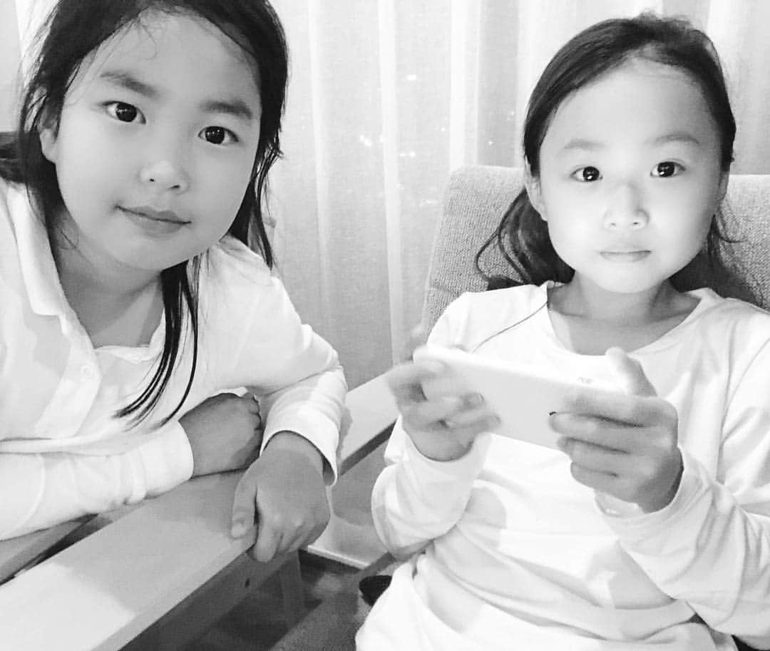 イ・ハルさんのインスタグラム写真 - (イ・ハルInstagram)「Haru & Haul 👭」11月9日 13時53分 - tabloisdad