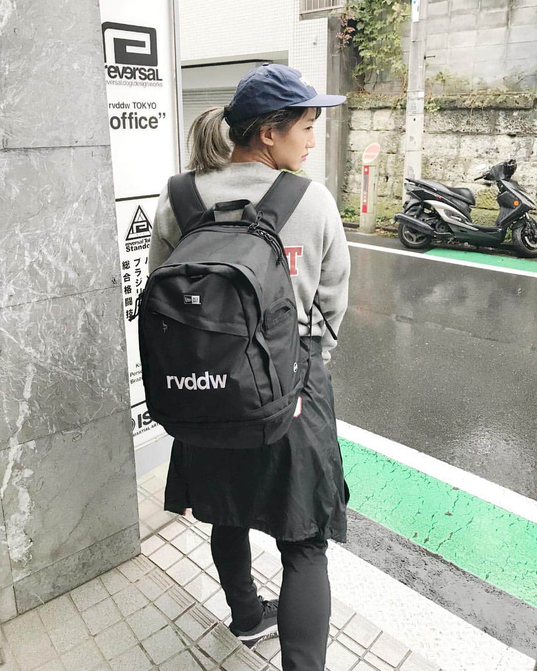 杉山しずかさんのインスタグラム写真 - (杉山しずかInstagram)「rainy day with the new new-era rvddw bag. #newera  #rvddw  #reversal  #backpack  #bag #mma  #boxing  #kickboxing  #bjj #martialarts」11月9日 14時07分 - shizukasugiyama0211