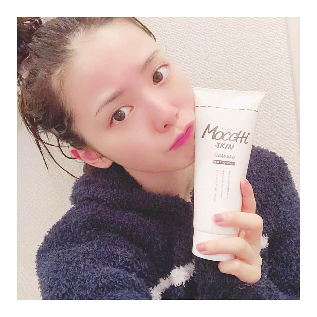 西村歩乃果さんのインスタグラム写真 - (西村歩乃果Instagram)「おすすめクレンジング💄😃 久々驚きのクレンジング使ったの😍 酵素と泥でメイクを落とすという 新クレンジングジェルなんですが 少しの量でどんなメイクもイッキに落ちてくれるから クレンンジングが楽ちん💄💄💄 毛穴の汚れもオフしてくれるし  W洗顔不要でオイルフリーだからマツエクさんOK🙆‍♀️ みんなも是非1度は使ってみてほしい☺️☺️💞 お風呂上がりだから顔赤い  @mocchiskin_official #mocchiskin  #モッチスキン  #モチクレ  #クレンジング  #和コスメ  #スキンケア  #plaza  #loft  #ドンキ  #ドラッグストア」11月9日 14時19分 - honoka.n28