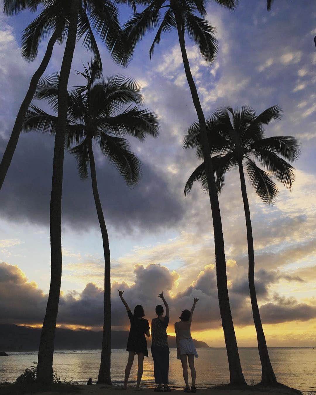 大釜ケリーさんのインスタグラム写真 - (大釜ケリーInstagram)「sunset☀️ #hawaii #friend #sunset #trip #happy #ハワイ #海 ＃ヤシの木」11月9日 14時48分 - kellyogama
