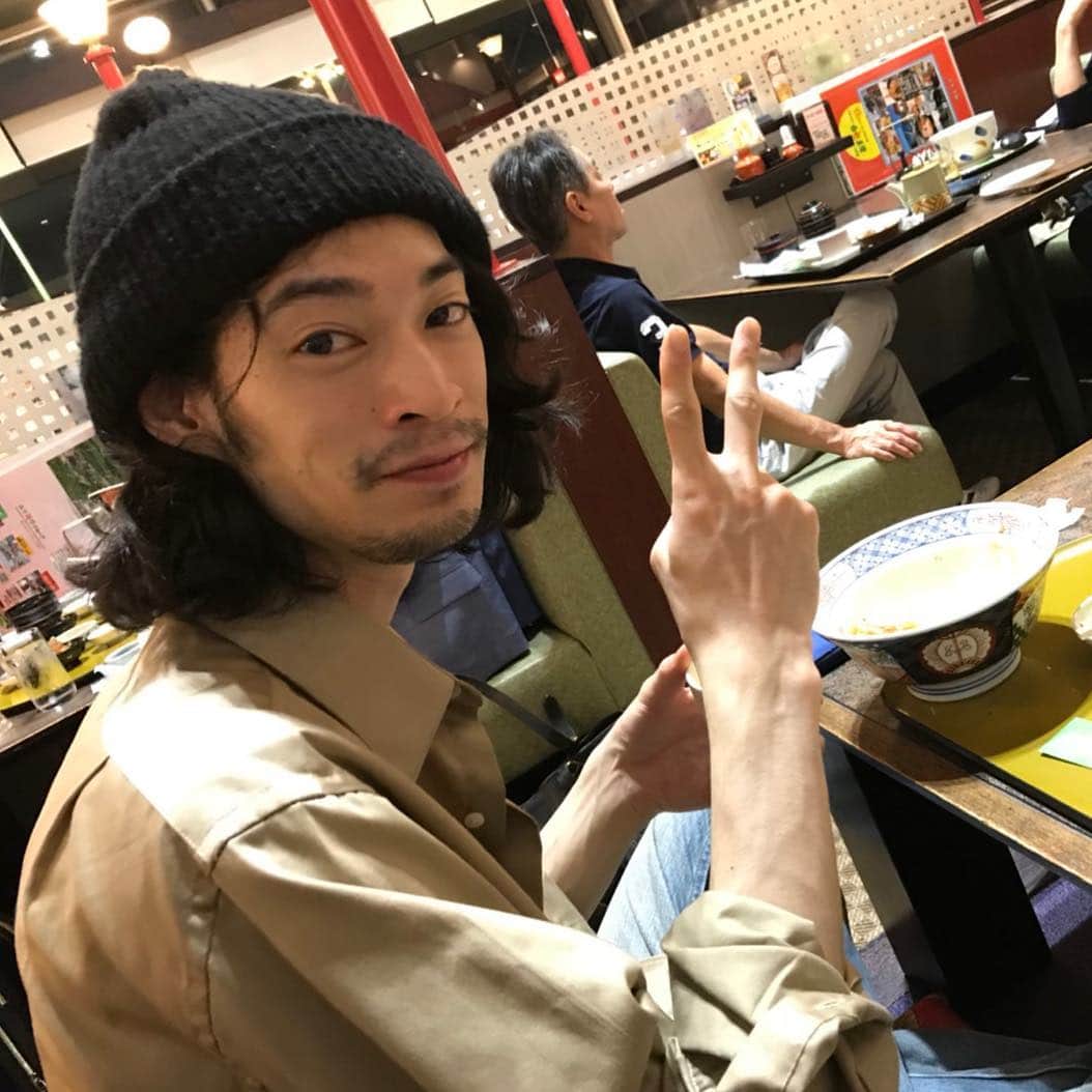 兒玉太智のインスタグラム：「海鮮丼を食べるひげ・イン・山口宇部空港の図。役で伸ばしてました。今はもう無いです。 これが一昨日の出来事で、昨日は下北沢でTHE TOKYOのライブでした。次は11/11、新宿紅布でありますのでぜひ。ぼくの弾き語り(ソロ)も11/13に下北沢THREEで行います。遊びにくるべし。 . . 写真 : 柳田さん . #thetokyo  #ザトーキョー #こだまたいち」