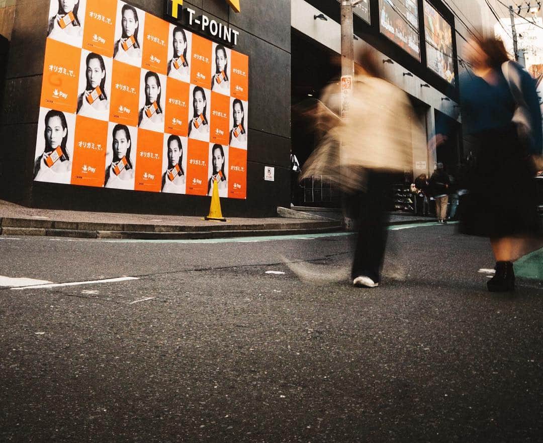 GENTAさんのインスタグラム写真 - (GENTAInstagram)「Origamiからの依頼で渋谷の街に貼られているポスターを撮影しました。 ㅤ Origamiはスマホで支払い出来るアプリ。 渋谷のセンター街エリア、道玄坂エリア、公園通りエリアなど多くの場所に「Origami Pay」のクーポンが記載されているポスターが貼られています。 ポスター内のQRコードをOrigamiアプリで読み取ると、Origami加盟店で使用できるクーポンが期間中1人1枚取得可能で、クーポンはポスターによって内容が異なるそうなので、ぜひこれという1枚を探してみてください。 ㅤ Origamiの使い方は、お会計の時に店員さんに「Origami Payで。」と伝えアプリを開いて、バーコードを提示、またはスマホをかざすだけで簡単にキャッシュレスでお支払いが完了するそうです。 ㅤ ちなみにこちら→ cm18origami ←のクーポンコードを使うと110円以上のお支払いで100円割引になるそうなので、ぜひ使ってみてください。 ㅤ #Origami #OrigamiPay #PR  #水原希子 #渋谷 #shibuya #センター街 #道玄坂 #oeast #owest #basketballstreet #神南 #宮下公園 #渋谷公園通り #宇田川町 #渋谷ジャック #ストリートフォトグラフィー #ストリートフォト #ストリート #街  #割引 #クーポン #キャンペーン」11月9日 15時28分 - gnta