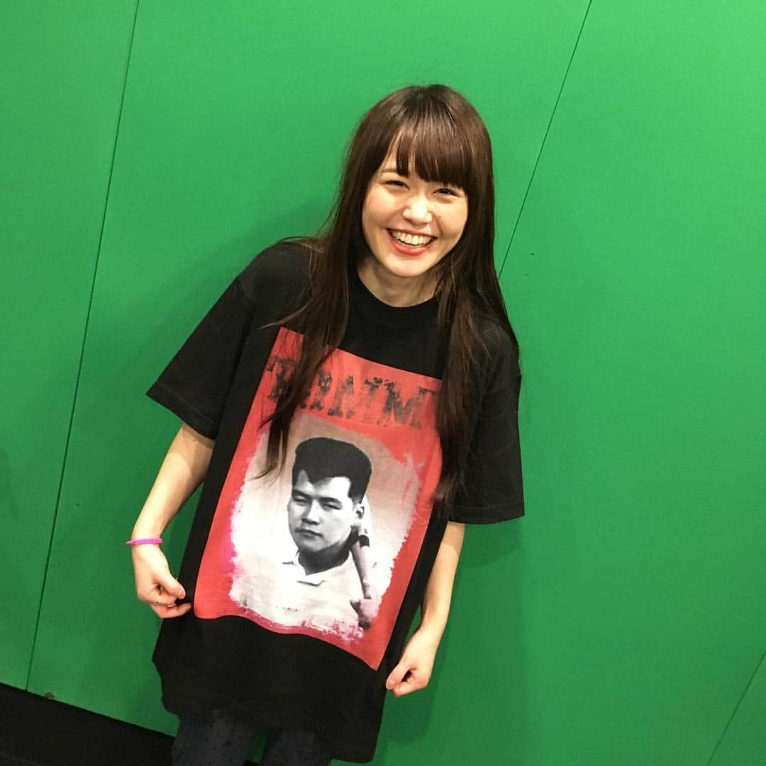 Nao☆ さんのインスタグラム写真 - (Nao☆ Instagram)「サンドウィッチマン富澤さんのTシャツをファンの方からいただいたのですが、番組でこの写真沢山見てたからすごーくお気に入りです😆🌈✨ ありがとう🌈✨」11月9日 15時32分 - nao_ngc