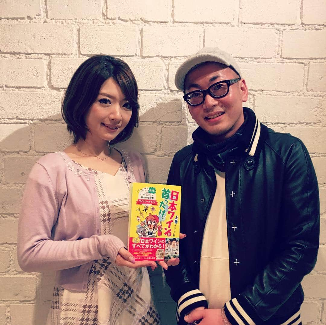 ひぐち君さんのインスタグラム写真 - (ひぐち君Instagram)「「日本ワイン」を究めよう！のミニセミナーへ。 最終日はシャトージュンの顧問 西浦昌文さんの会。 ジュンの甲州飲み比べ。 ヴィンテージ甲州は、小林さんの畑の葡萄。低温発酵からくる吟醸香。日本酒っぽい甘み、旨みあり。 樽甲州は、1200本のみ。フレンチオーク。５月にワイナリーで飲ませてもらった時よりも、樽のニュアンスが丸く溶け込んでいる。半年の瓶熟でこんなに変わるのが面白い。 中華料理とロゼは鉄板です。 しどせんしゅうさんと準ミスワインの宮坂佳奈さんと。 #シャトージュン #無原罪の聖母 #甲州 2016 #甲州樽熟成 2016 #koshu  #japanselect #kyoho #pione  #rose #山梨県 #甲州市 #勝沼町 #日本ワインを究めよう #japanesewineweek #新丸ビル #小学館 #サライ #wine #vin #vino #tokyo #japanesewine #vinjaponais  #日本ワイン #wineexpert #winelover #winetime #instawine  #中華料理」11月10日 2時07分 - higehiguchi