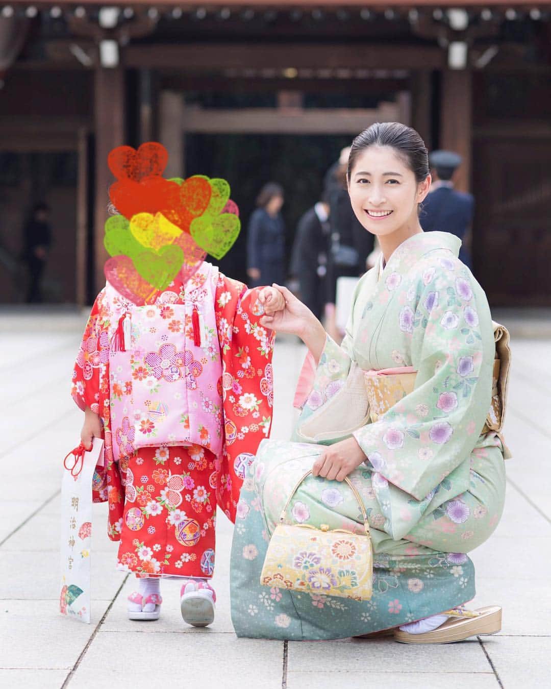 長谷部瞳さんのインスタグラム写真 - (長谷部瞳Instagram)「3歳七五三👘  お天気にも恵まれ、神様の存在をより意識した一日に。  ひとまず三年。 お守りいただきありがとうございました⛩  #七五三 #753 #3歳女の子 #3歳七五三 #親子で着物 #明治神宮 #七五三ママ」11月9日 17時38分 - hasebe_hitomi