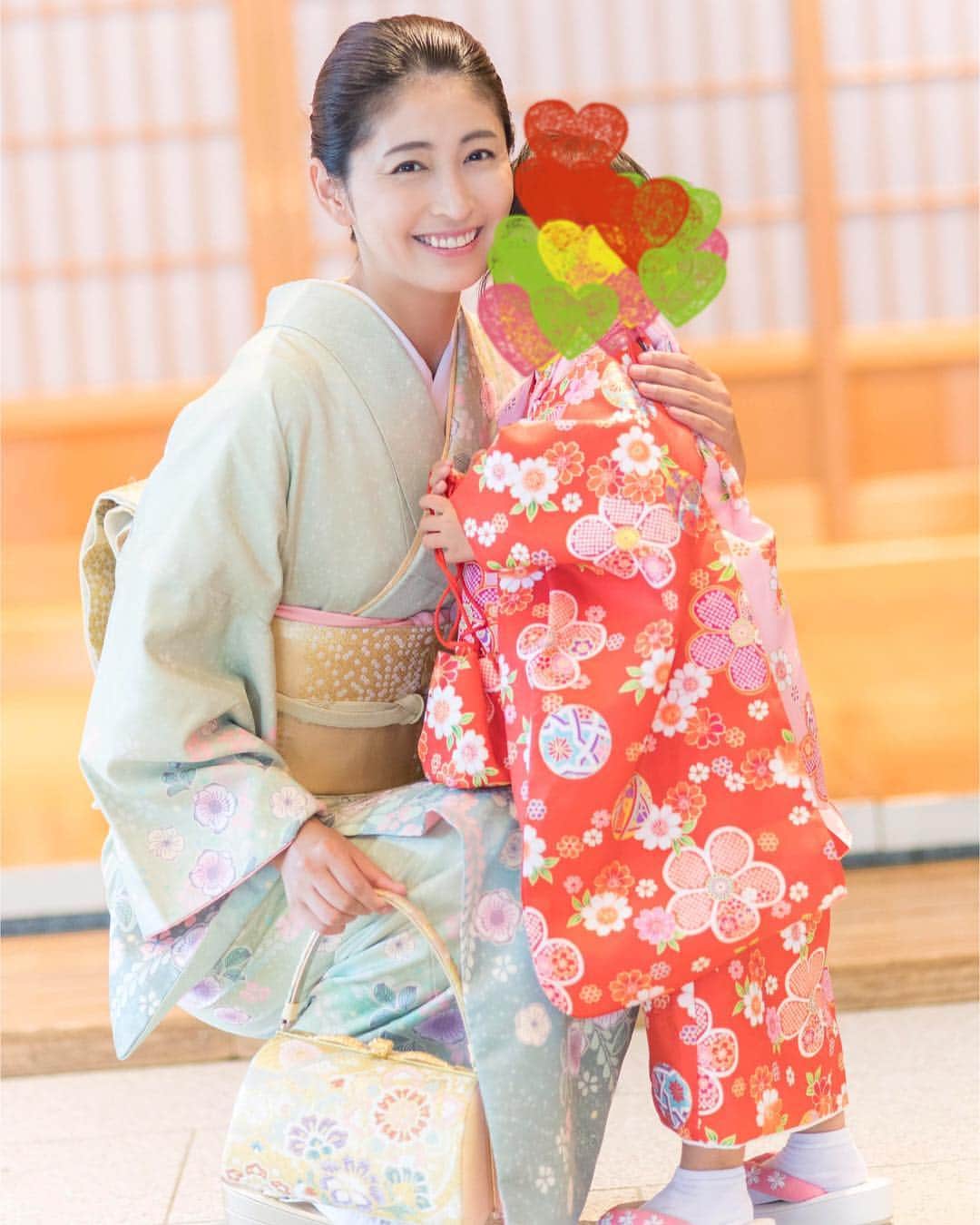 長谷部瞳のインスタグラム：「3歳七五三👘  お天気にも恵まれ、神様の存在をより意識した一日に。  ひとまず三年。 お守りいただきありがとうございました⛩  #七五三 #753 #3歳女の子 #3歳七五三 #親子で着物 #明治神宮 #七五三ママ」
