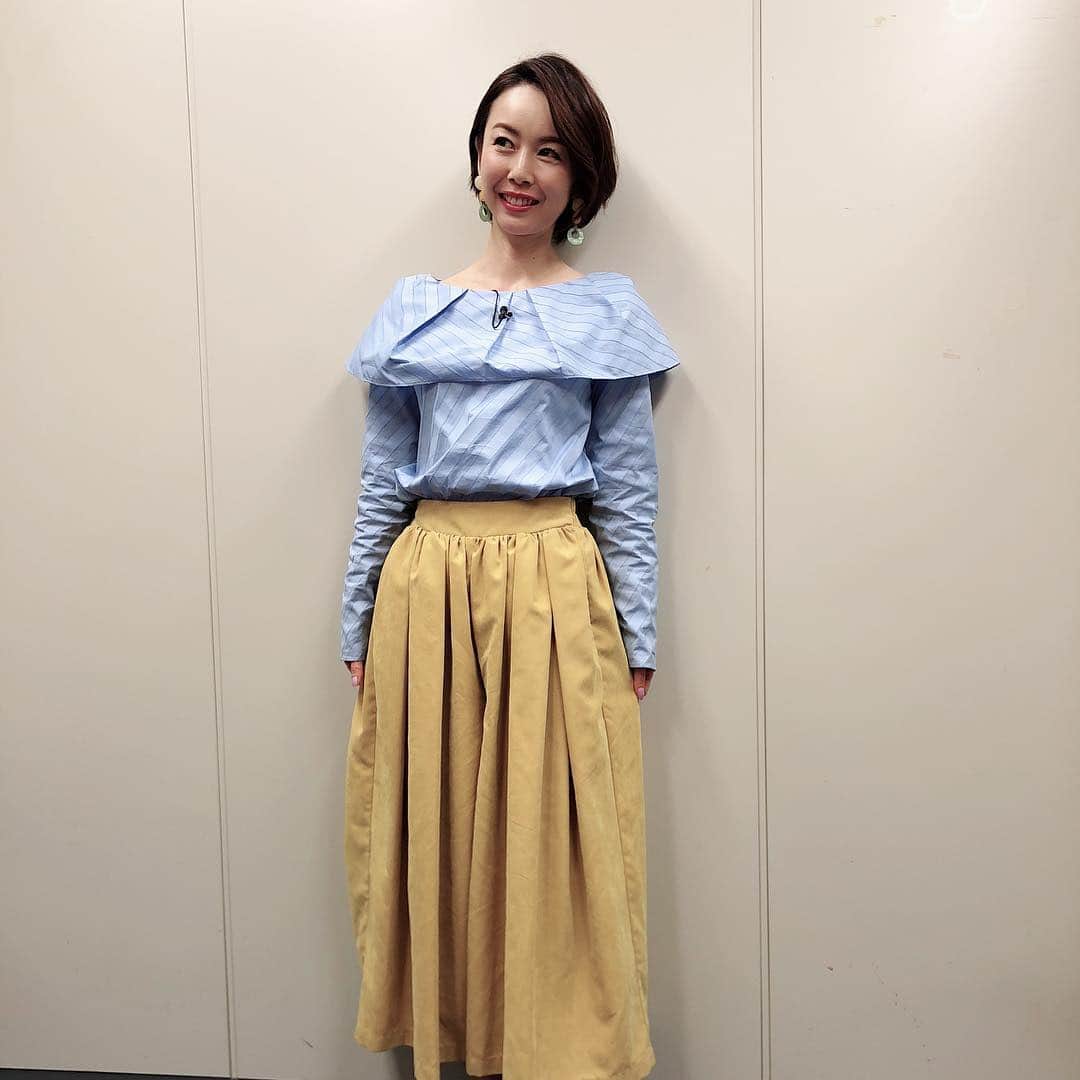 のインスタグラム：「お仕事行ってきます！ 尊敬できる方々にお会い出来て、緊張しつつ、楽しみにしていました😆 緊張しすぎて、顔が怖い…😅 #お仕事 #衣装 #秋コーデ #楽屋が楽しすぎ」