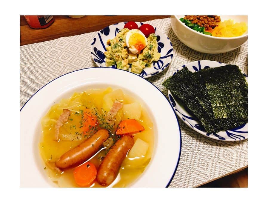 赤谷奈緒子さんのインスタグラム写真 - (赤谷奈緒子Instagram)「いつかの🌃ごはん🍴 . #dinner #お家ご飯 #🍴 #白ご飯なし #🍚 #お魚のお皿がまだない #ニトリの食器 #フル活用 #🤔」11月9日 17時50分 - naokoakatani