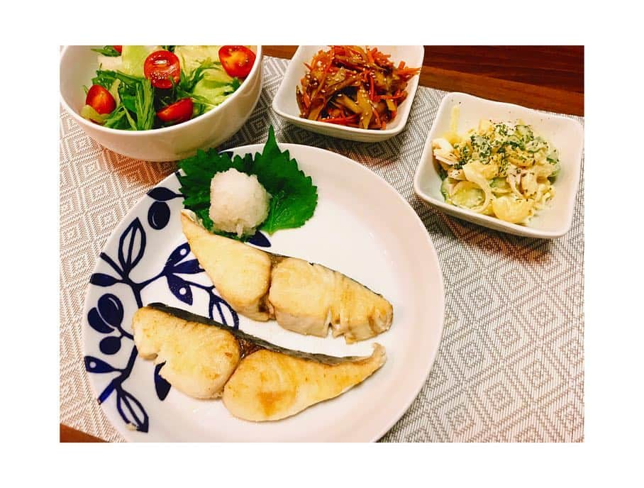 赤谷奈緒子さんのインスタグラム写真 - (赤谷奈緒子Instagram)「いつかの🌃ごはん🍴 . #dinner #お家ご飯 #🍴 #白ご飯なし #🍚 #お魚のお皿がまだない #ニトリの食器 #フル活用 #🤔」11月9日 17時50分 - naokoakatani