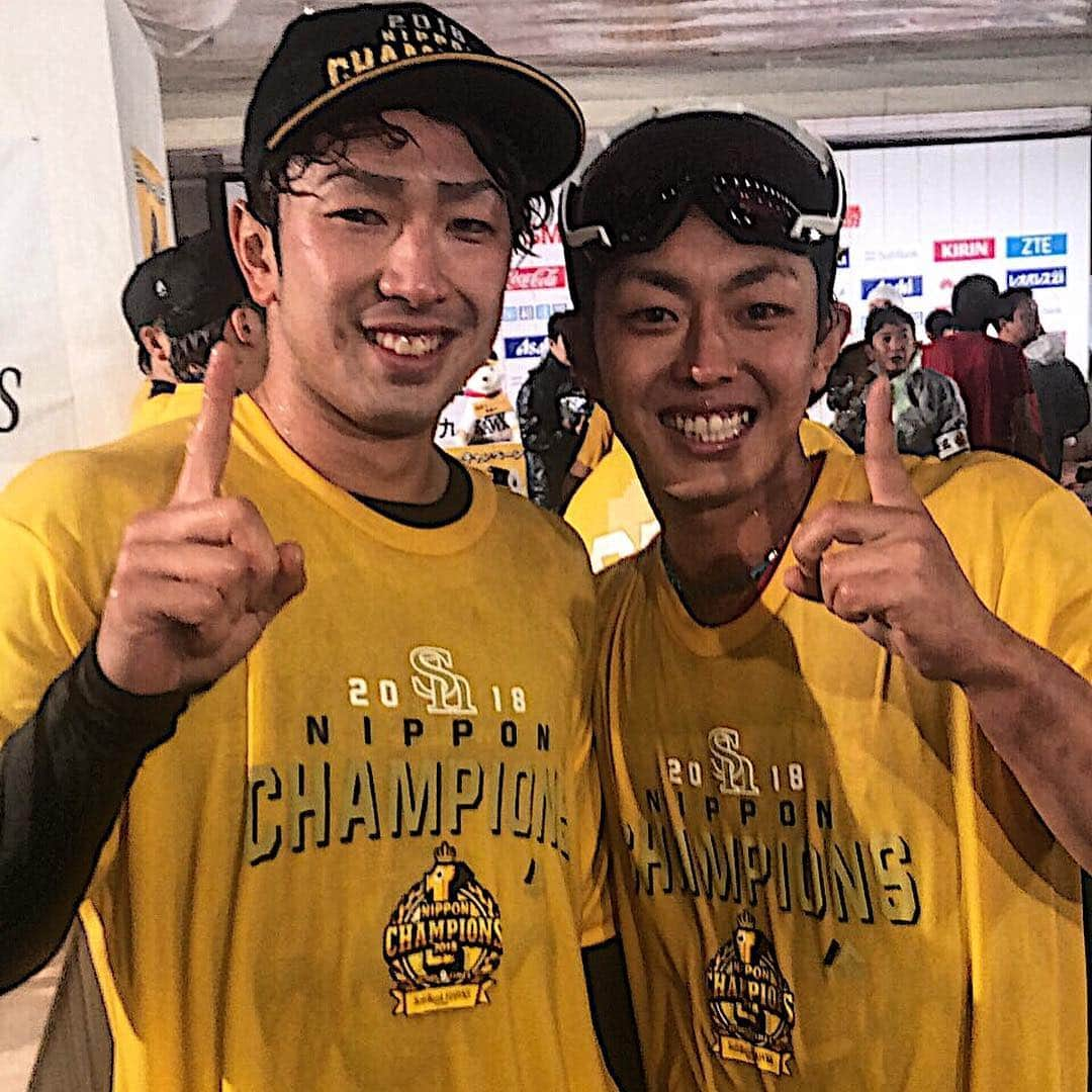 西田哲朗さんのインスタグラム写真 - (西田哲朗Instagram)「お疲れさまです。2018年シーズン2位でしたがクライマックスシリーズを勝ち上がり、日本シリーズで広島カープに勝つことができ日本一をとることができました。たくさんの応援ありがとうございました。自分自身もソフトバンクホークスにトレードで加入し、ほんとに嬉しく思います。本当にまわりの方々に感謝です。喜びも束の間、明日から来季に向けて宮崎キャンプに合流です。もっともっと成長できるよう頑張りたいと思います。 先の話ですが12月1日に福岡でアンダーアーマーのイベントが開かれます。抽選になりますが僕たちと一緒に運動会しましょう！@uabaseballjp #アンダーアーマー #クライマックスシリーズ#日本シリーズ#福岡ソフトバンクホークス#宮崎#宮崎キャンプ#運動会#柳田悠岐#松田宣浩#今宮健太#西田哲朗#チェスト#卍#桃#えび#バナナ#栗原陵矢#だれ？」11月9日 18時20分 - nishidatetsuro