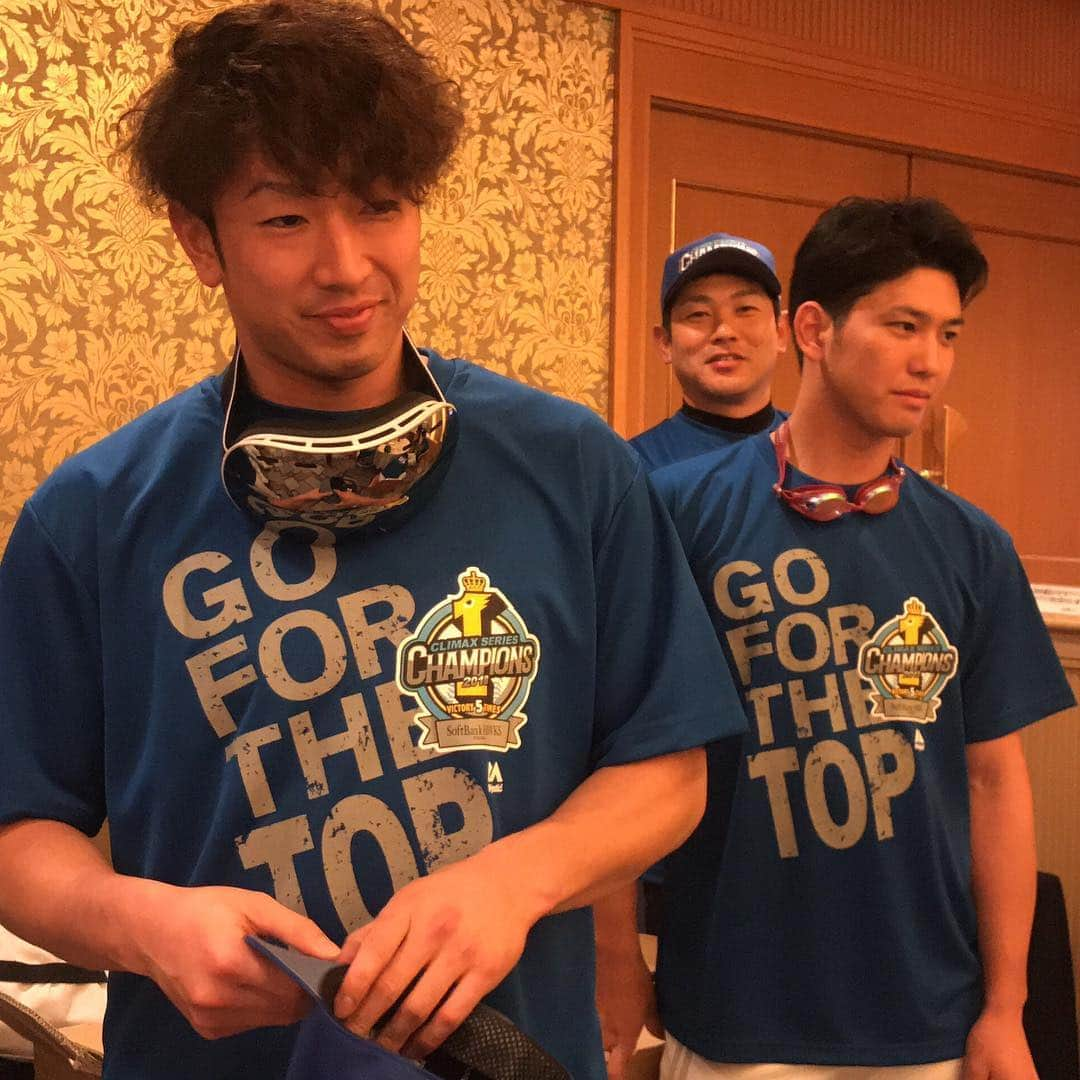 西田哲朗さんのインスタグラム写真 - (西田哲朗Instagram)「お疲れさまです。2018年シーズン2位でしたがクライマックスシリーズを勝ち上がり、日本シリーズで広島カープに勝つことができ日本一をとることができました。たくさんの応援ありがとうございました。自分自身もソフトバンクホークスにトレードで加入し、ほんとに嬉しく思います。本当にまわりの方々に感謝です。喜びも束の間、明日から来季に向けて宮崎キャンプに合流です。もっともっと成長できるよう頑張りたいと思います。 先の話ですが12月1日に福岡でアンダーアーマーのイベントが開かれます。抽選になりますが僕たちと一緒に運動会しましょう！@uabaseballjp #アンダーアーマー #クライマックスシリーズ#日本シリーズ#福岡ソフトバンクホークス#宮崎#宮崎キャンプ#運動会#柳田悠岐#松田宣浩#今宮健太#西田哲朗#チェスト#卍#桃#えび#バナナ#栗原陵矢#だれ？」11月9日 18時20分 - nishidatetsuro