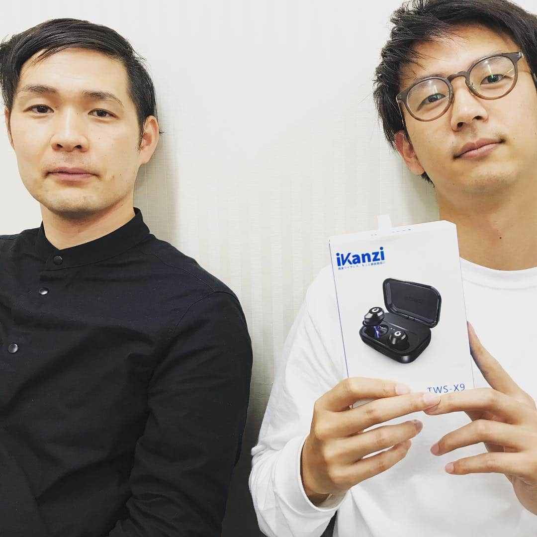岡下雅典さんのインスタグラム写真 - (岡下雅典Instagram)「悲しい話や… アイロンヘッド毛利がコマンダンテ石井さんに誕生日プレゼントでBluetoothイヤホンを渡したんやけど… 石井さんはもっとええイヤホンを別の人からもらったとこやった… 気まずそうな２人… 毛利…泣いてるのか… 毛利のイヤホンの行方は…  #悲しい #石井さんの気持ち #毛利の気持ち #いや #ナポリの気持ち #せっかくのプレゼント #行く宛のないプレゼント」11月9日 18時21分 - consuta_okasita