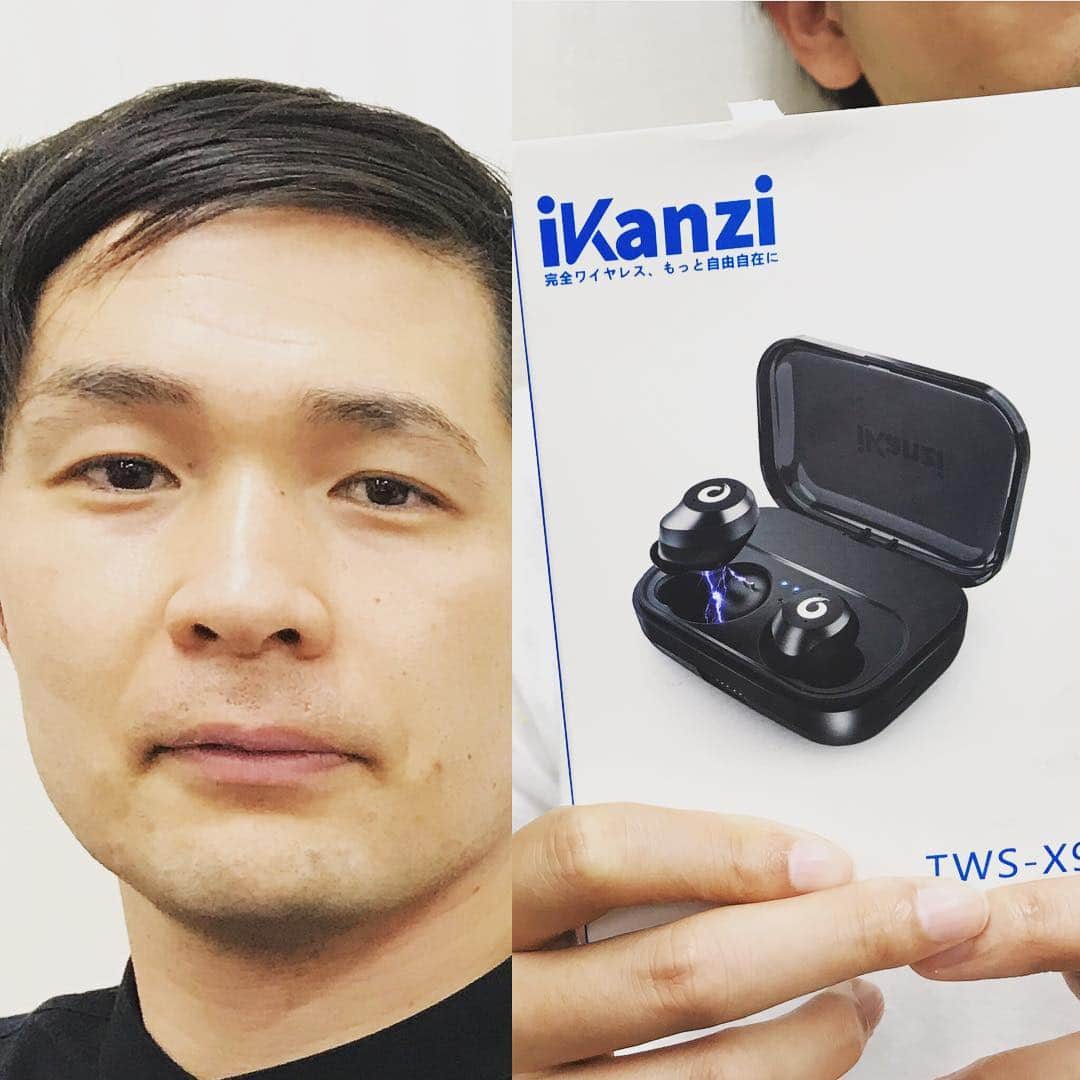 岡下雅典さんのインスタグラム写真 - (岡下雅典Instagram)「悲しい話や… アイロンヘッド毛利がコマンダンテ石井さんに誕生日プレゼントでBluetoothイヤホンを渡したんやけど… 石井さんはもっとええイヤホンを別の人からもらったとこやった… 気まずそうな２人… 毛利…泣いてるのか… 毛利のイヤホンの行方は…  #悲しい #石井さんの気持ち #毛利の気持ち #いや #ナポリの気持ち #せっかくのプレゼント #行く宛のないプレゼント」11月9日 18時21分 - consuta_okasita