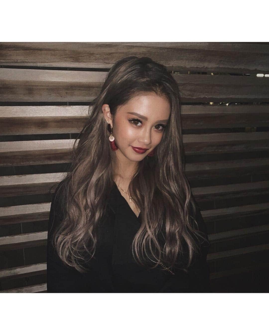 加藤美佳さんのインスタグラム写真 - (加藤美佳Instagram)「フラッシュは皆んなもよく知ってる通り盛れ盛れちゃう。 てゆうより、 フラッシュたいた感じの髪色も 見せたかったてこと。 . . #new #hair #newhair #haircolor #longhair #extensions #highlight #lowlights #lapis #グラデーションヘアー #ロングヘアー #シールエクステ #池袋 #ラピス」11月9日 18時22分 - katomika1212