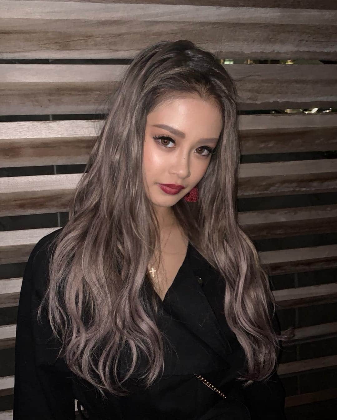 加藤美佳さんのインスタグラム写真 - (加藤美佳Instagram)「フラッシュは皆んなもよく知ってる通り盛れ盛れちゃう。 てゆうより、 フラッシュたいた感じの髪色も 見せたかったてこと。 . . #new #hair #newhair #haircolor #longhair #extensions #highlight #lowlights #lapis #グラデーションヘアー #ロングヘアー #シールエクステ #池袋 #ラピス」11月9日 18時22分 - katomika1212