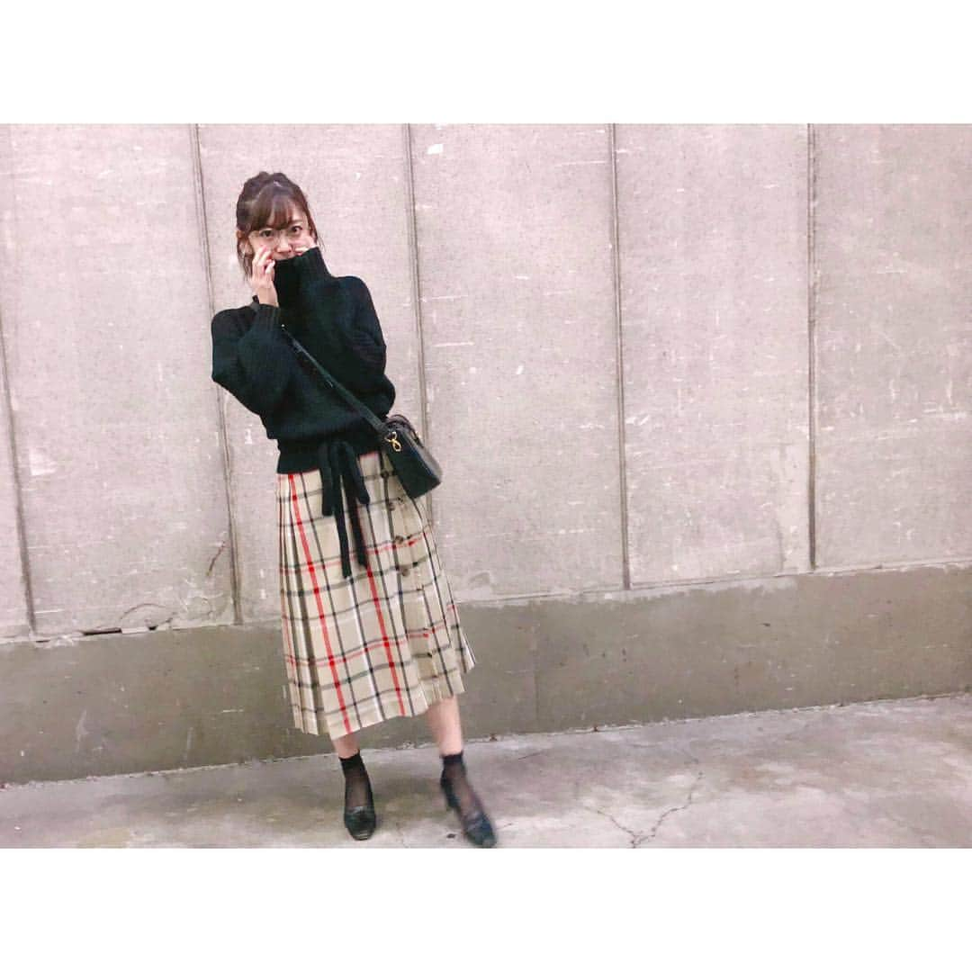 鈴木愛理さんのインスタグラム写真 - (鈴木愛理Instagram)「✴︎ 少し前の私服☺︎ めちゃめちゃ女子な感じ。笑 . ＊knit→ @amerivintage . ＊skirt→ @moussyofficial . ＊bag→ @celine . . . #ライブがしたくて仕方ないこの頃 #着々と他のお仕事してます💗」11月9日 18時29分 - airisuzuki_official_uf