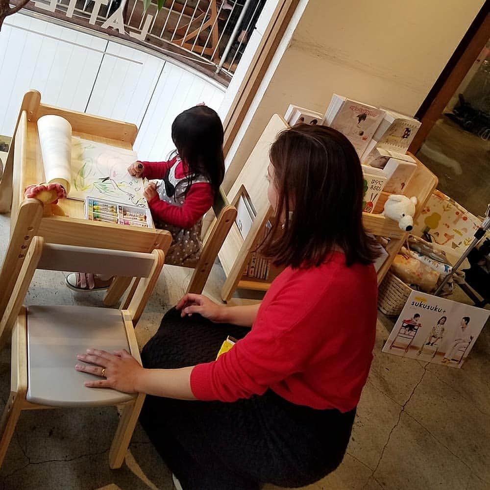 yamatoya(ベビー・キッズ家具の大和屋) さんのインスタグラム写真 - (yamatoya(ベビー・キッズ家具の大和屋) Instagram)「【あと2日です！】 . . 現在、東京・自由が丘で開催中のyamatoyaポップアップショップも残すところ、あと2日となりました！ . . . アッフルチェア、すくすくチェアなどベビーチェア座り比べや、お絵かきコーナー、またカフェでのお食事にベビーチェアをお使い頂くなど、多くのお客様に体験頂いています♪ . . また、そいねーる＋ロングベビーベッドを見て「これ、使ってます！」と嬉しいお声も続々いただいています！ありがとうございます(*^^*) . . ポップアップショップは11月11日(日)までです！！ . . ぜひご来店ください♪ . . 「yamatoyaポップアップショップin自由が丘」 会期：2018年11月2日～11日まで 場所：LATTE GRAPHIC(ラテグラフィック)自由が丘店　貸し切りスペース　 アクセス：自由が丘駅より徒歩1分 . . #ポップアップショップ　#yamatoyaポップアップ2018 #yamatoyaポップアップショップ　#自由が丘　#LATTEGRAPHIC自由が丘店　#LATTEGRAPHIC  #ベビーチェア　#ベビーベッド　#お絵かきデスク　#キッズチェア　#yamatoya #大和屋」11月9日 18時34分 - yamatoya_official