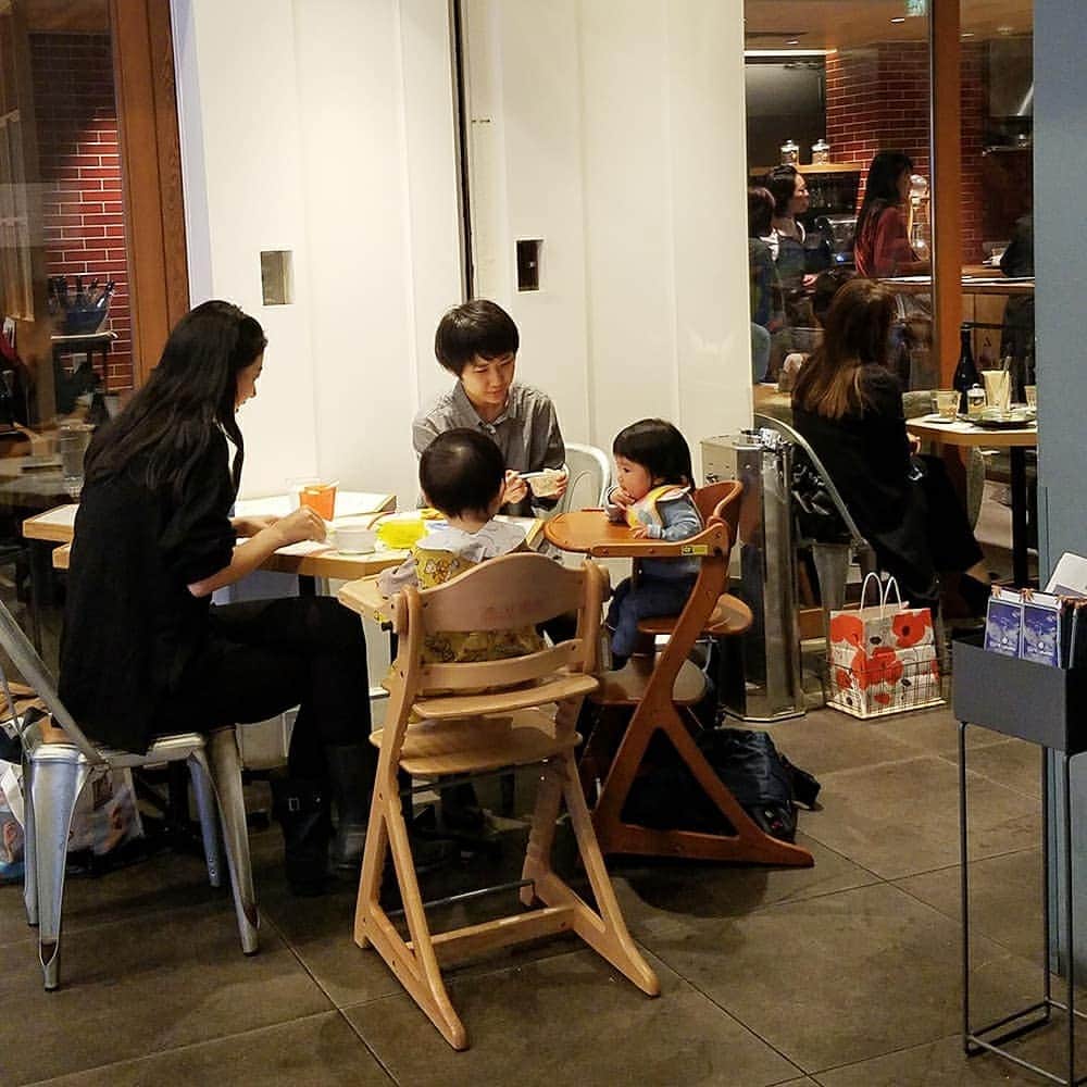 yamatoya(ベビー・キッズ家具の大和屋) さんのインスタグラム写真 - (yamatoya(ベビー・キッズ家具の大和屋) Instagram)「【あと2日です！】 . . 現在、東京・自由が丘で開催中のyamatoyaポップアップショップも残すところ、あと2日となりました！ . . . アッフルチェア、すくすくチェアなどベビーチェア座り比べや、お絵かきコーナー、またカフェでのお食事にベビーチェアをお使い頂くなど、多くのお客様に体験頂いています♪ . . また、そいねーる＋ロングベビーベッドを見て「これ、使ってます！」と嬉しいお声も続々いただいています！ありがとうございます(*^^*) . . ポップアップショップは11月11日(日)までです！！ . . ぜひご来店ください♪ . . 「yamatoyaポップアップショップin自由が丘」 会期：2018年11月2日～11日まで 場所：LATTE GRAPHIC(ラテグラフィック)自由が丘店　貸し切りスペース　 アクセス：自由が丘駅より徒歩1分 . . #ポップアップショップ　#yamatoyaポップアップ2018 #yamatoyaポップアップショップ　#自由が丘　#LATTEGRAPHIC自由が丘店　#LATTEGRAPHIC  #ベビーチェア　#ベビーベッド　#お絵かきデスク　#キッズチェア　#yamatoya #大和屋」11月9日 18時34分 - yamatoya_official