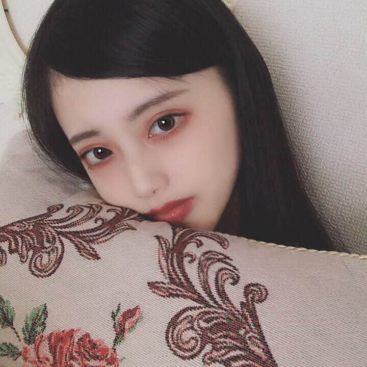 酒元麻衣（まいへー）さんのインスタグラム写真 - (酒元麻衣（まいへー）Instagram)「こんばんは(^^)KATEの新作アイシャドウの #ダークローズシャドウ を使ってメイクしてみました❤︎暗めのピンクが私好みで、 Vintageのお洋服にもぴったりです。お色は6色展開されているそうです❤︎(最近暗い部屋でとって明るさ上げるから物凄く画質が悪くなってしまう問題、ごめんなさい。。)#KATE#ケイト#秋コスメ#秋冬メイク#pr#くすみローズ」11月9日 18時35分 - maihee