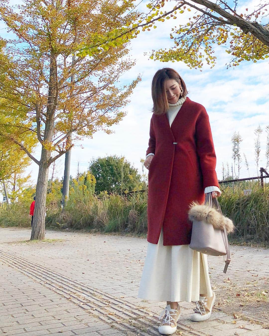 l.lily1013さんのインスタグラム写真 - (l.lily1013Instagram)「@ua_greenlabel の オーバーサイズノーラペルコート🍁 が主役✨ ・ 今年流行りのブリック色(オレンジ系)のコートを 1着は欲しくて、 オーバーサイズの タートルネックニットにちょうどいいアウターを探してたんです😊 ・ これはノーカラーだからハイネックが見えて可愛いし、 留め具がビンテージっぽい金具なとこも ブリック色に馴染んでてすごく好き✨ ・ もうイチョウも色づいてました🍂 #ワントーンコーデ で#オールホワイトコーデ の日。 ・ #glrsnap #greenlabelrelaxing  #グリーンレーベルリラクシング #コート #冬コーデ #アウターコーデ」11月9日 18時36分 - l.lily1013